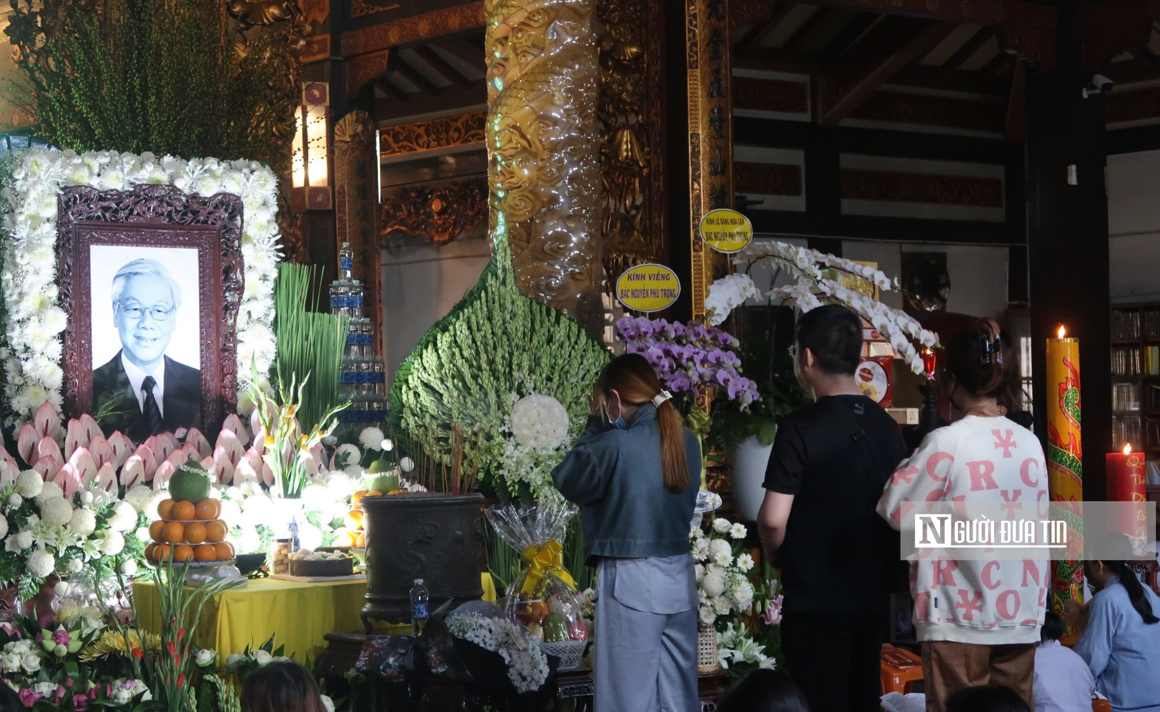 Tp.HCM: Người dân đến chùa Vĩnh Nghiêm thắp hương tưởng nhớ Tổng Bí thư Nguyễn Phú Trọng- Ảnh 7.