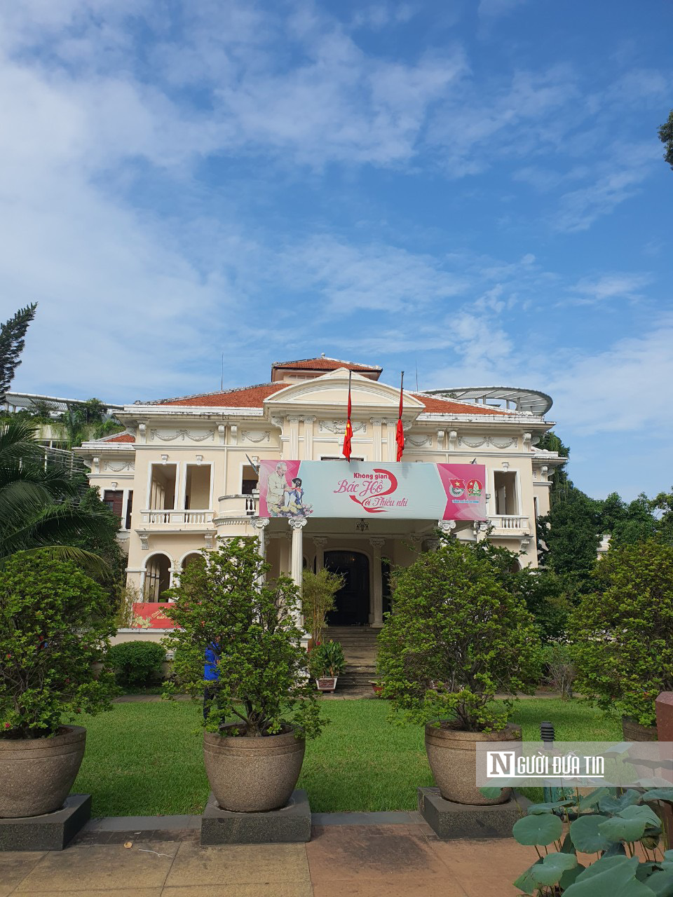 Tp.HCM: Nhiều nơi treo cờ rủ quốc tang Tổng Bí thư Nguyễn Phú Trọng- Ảnh 2.