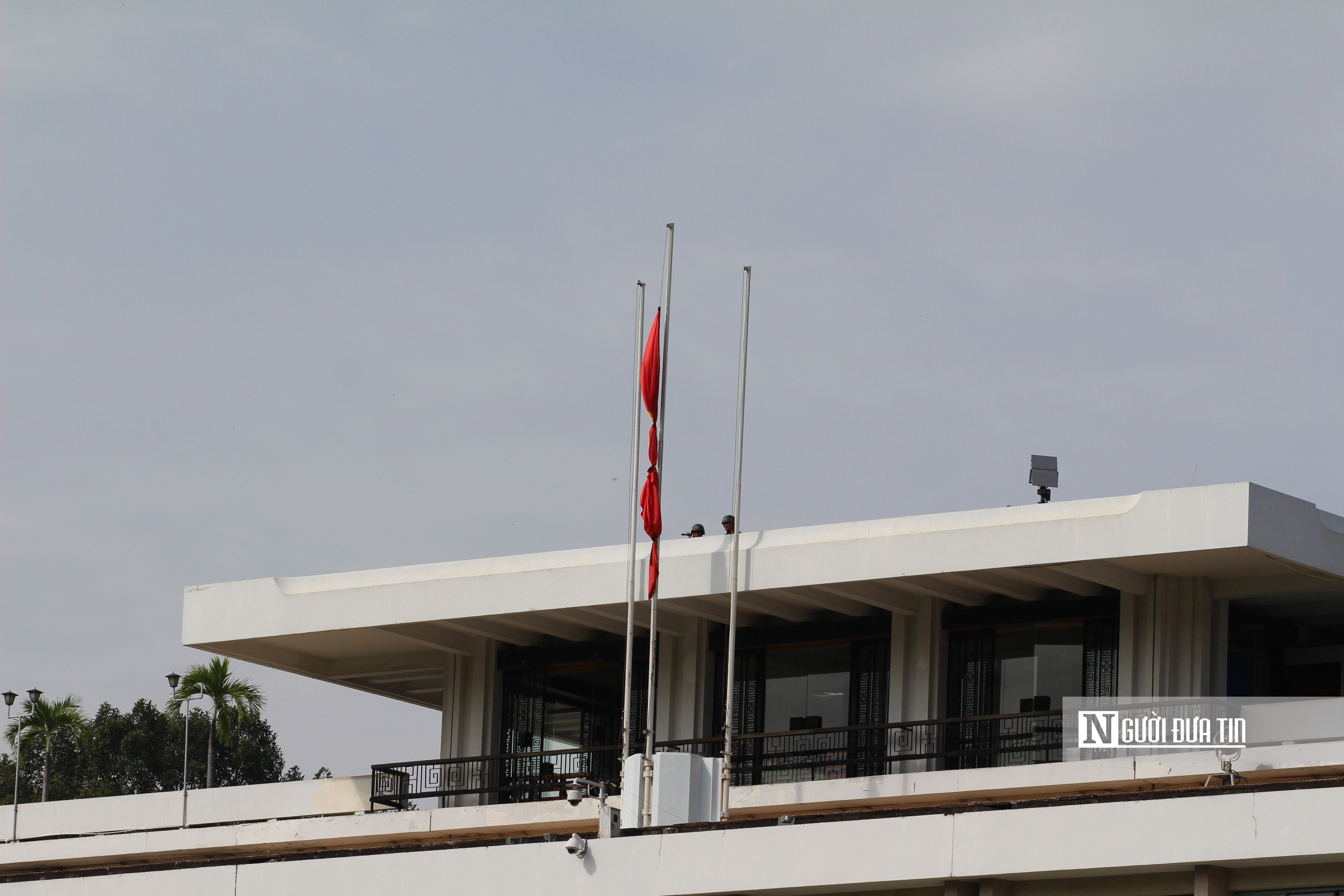 Tp.HCM: Nhiều nơi treo cờ rủ quốc tang Tổng Bí thư Nguyễn Phú Trọng- Ảnh 1.