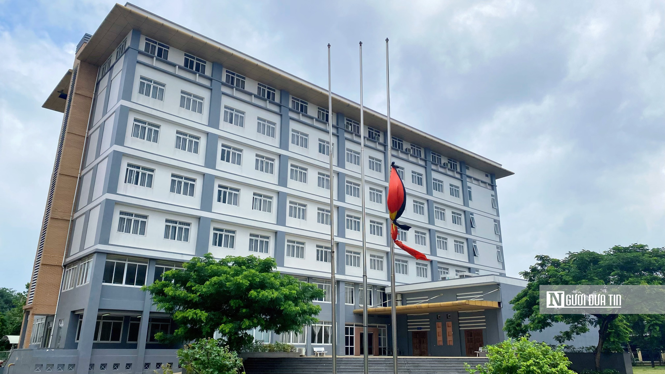 Tp.HCM: Nhiều nơi treo cờ rủ quốc tang Tổng Bí thư Nguyễn Phú Trọng- Ảnh 7.
