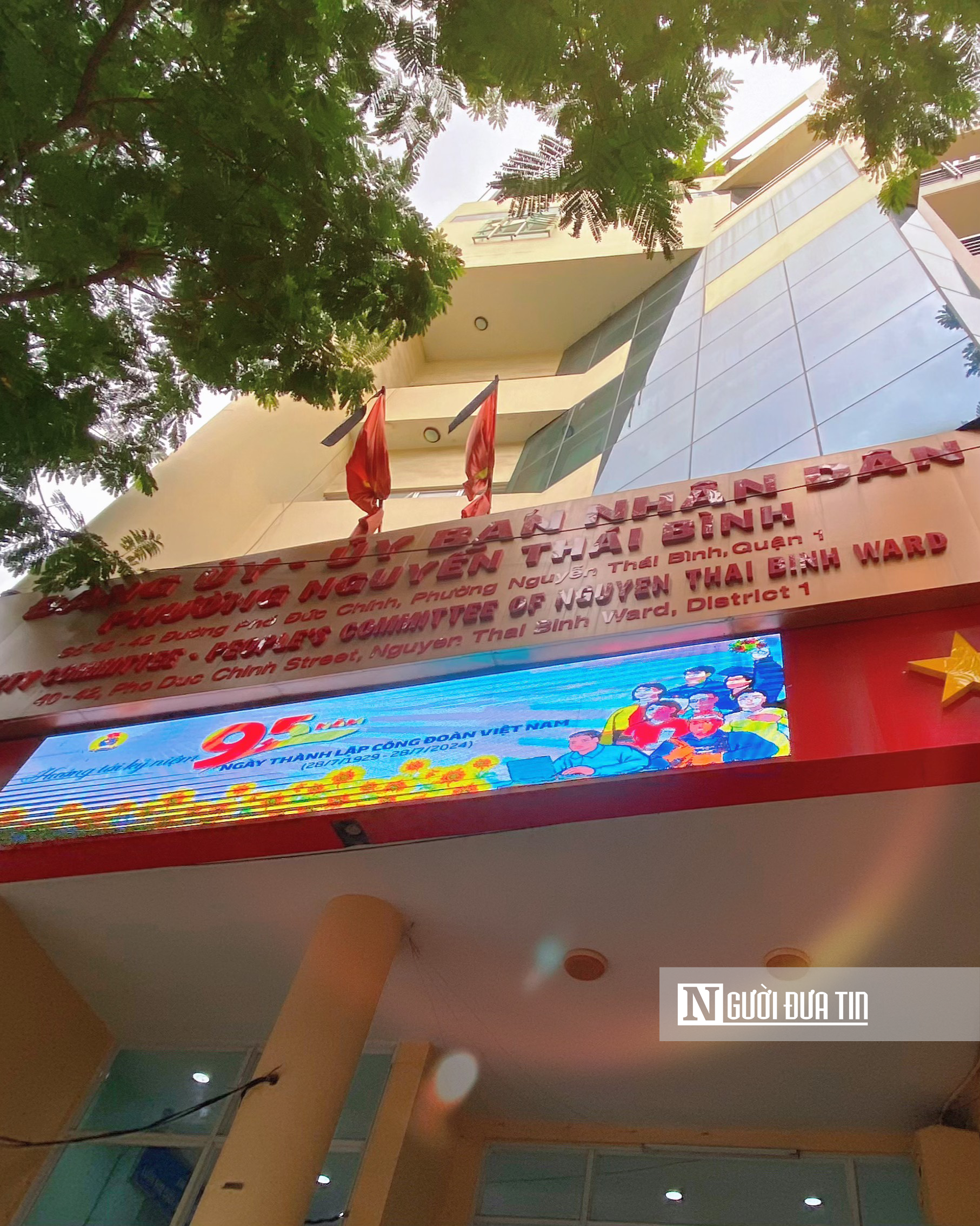 Tp.HCM: Nhiều nơi treo cờ rủ quốc tang Tổng Bí thư Nguyễn Phú Trọng- Ảnh 4.