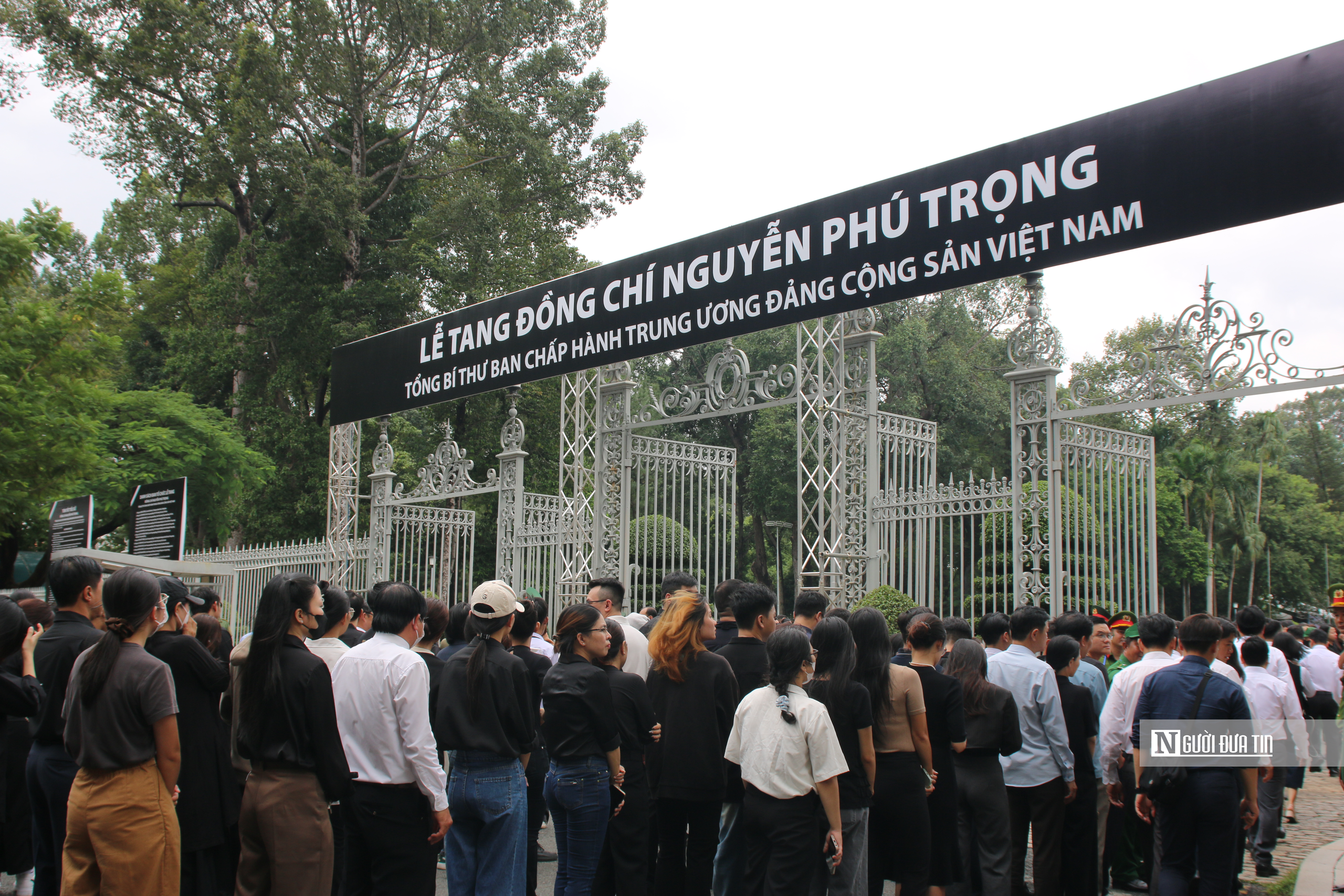 Tp.HCM: Người dân xếp hàng chờ vào viếng Tổng Bí thư Nguyễn Phú Trọng - Ảnh 1.