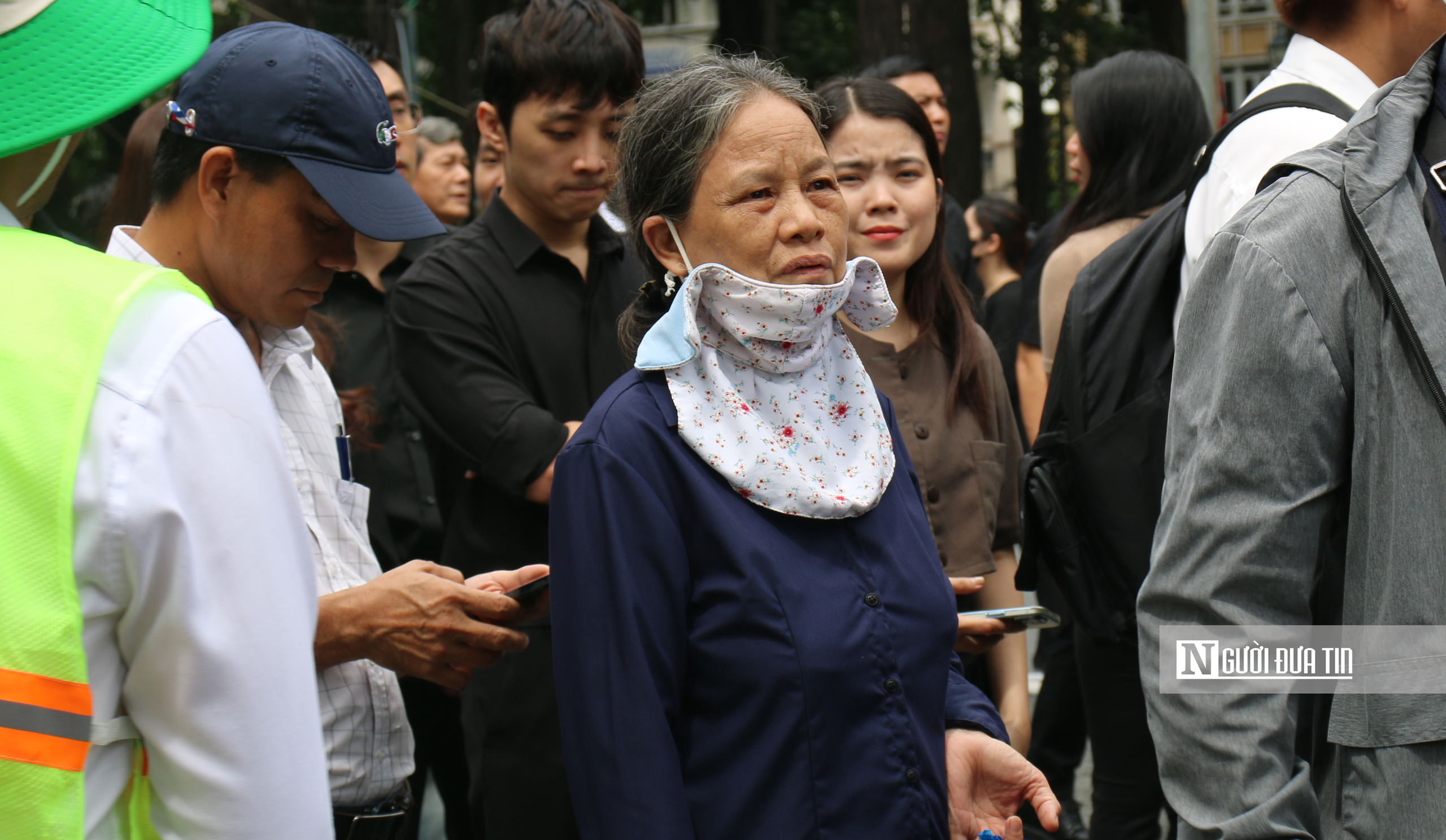 Tp.HCM: Người dân xếp hàng chờ vào viếng Tổng Bí thư Nguyễn Phú Trọng - Ảnh 4.