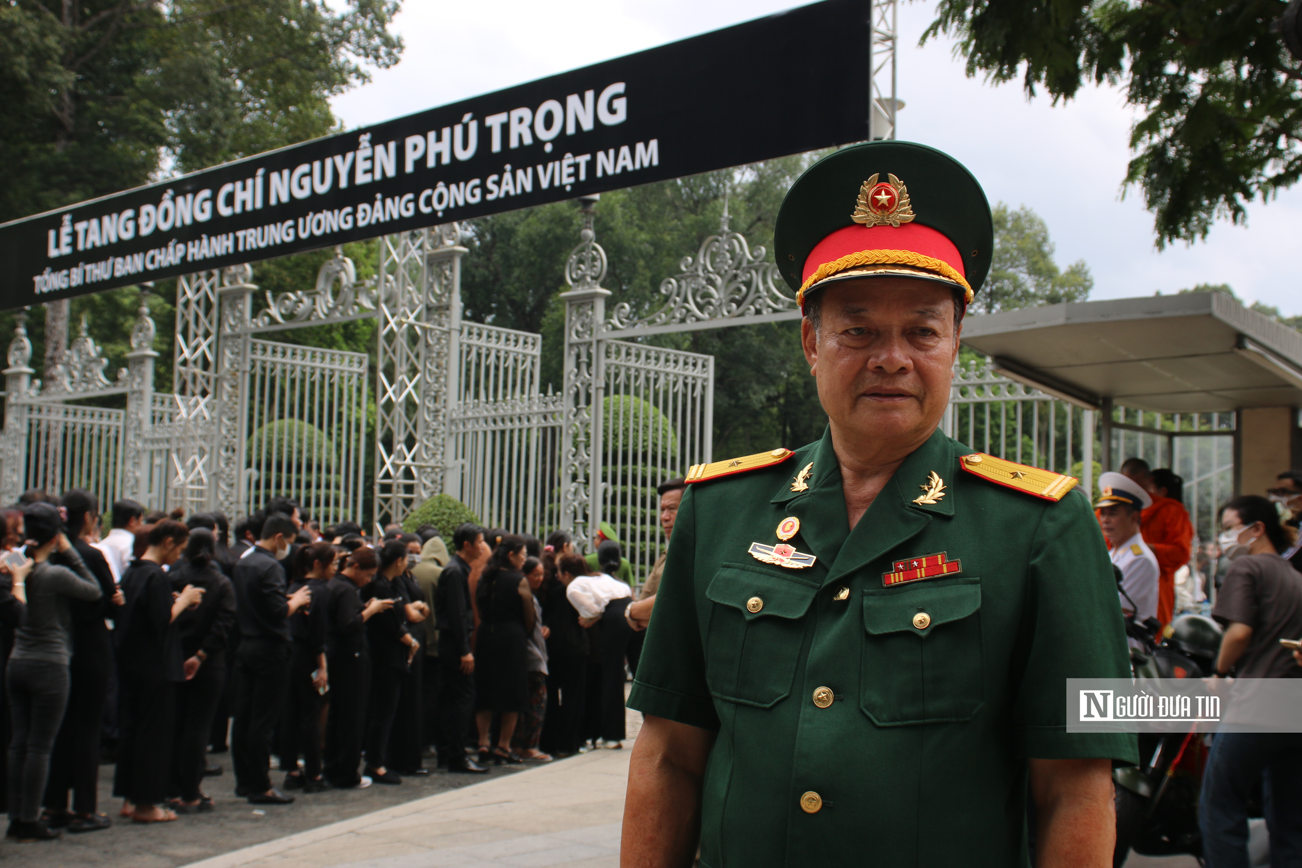 Tp.HCM: Người dân xếp hàng chờ vào viếng Tổng Bí thư Nguyễn Phú Trọng - Ảnh 7.