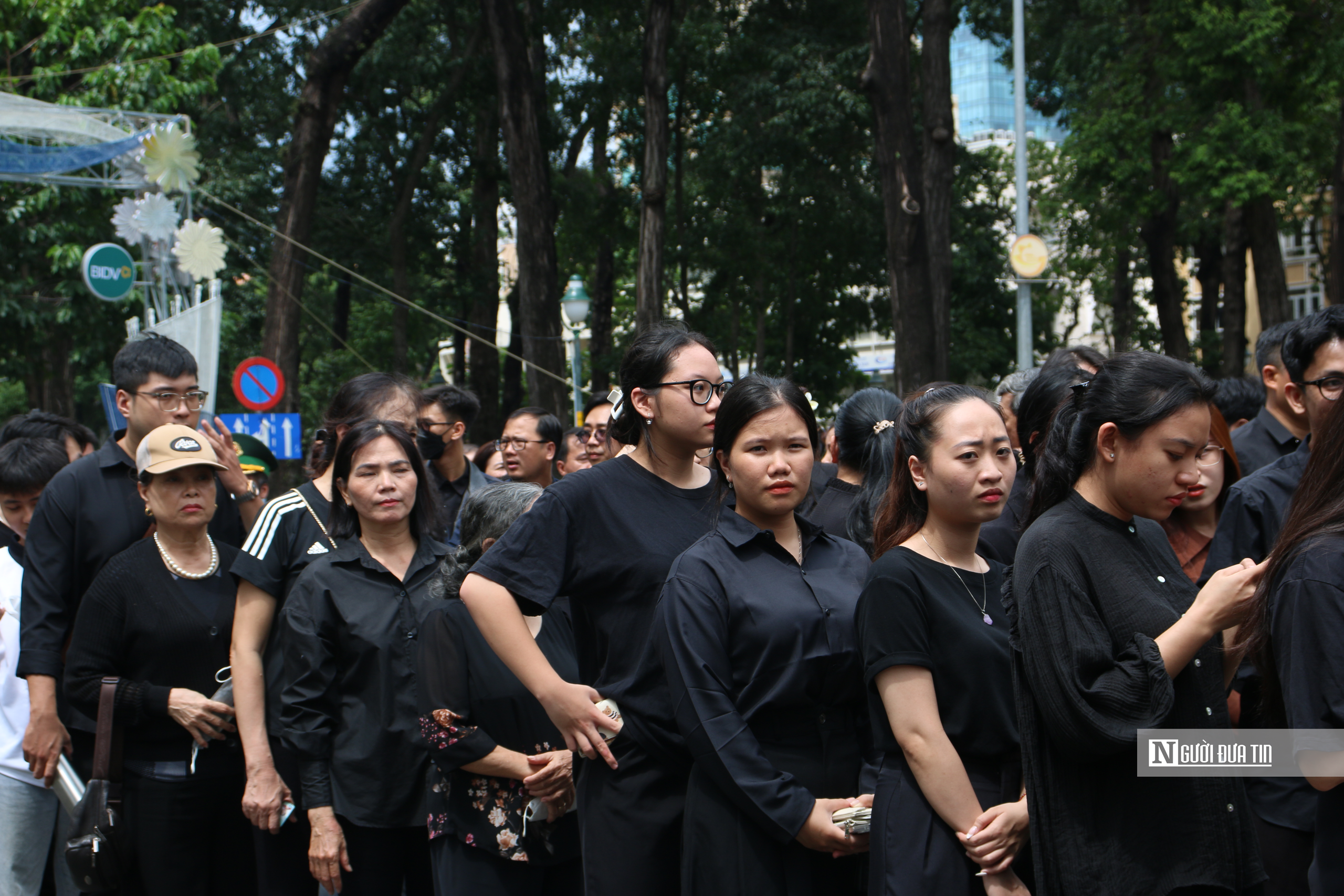Tp.HCM: Người dân xếp hàng chờ vào viếng Tổng Bí thư Nguyễn Phú Trọng - Ảnh 5.