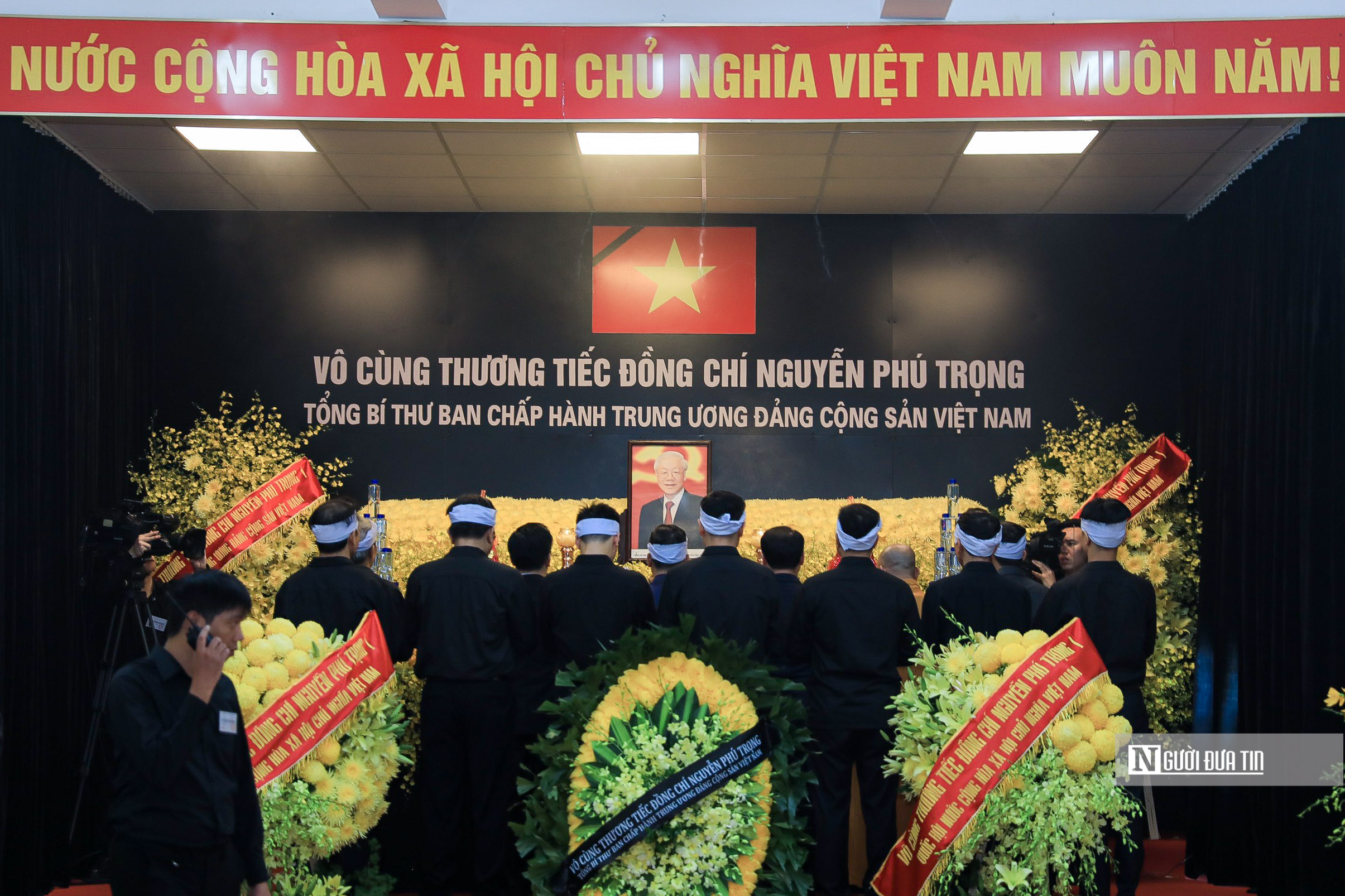 Dòng người nối dài chờ viếng Tổng Bí thư Nguyễn Phú Trọng- Ảnh 1.