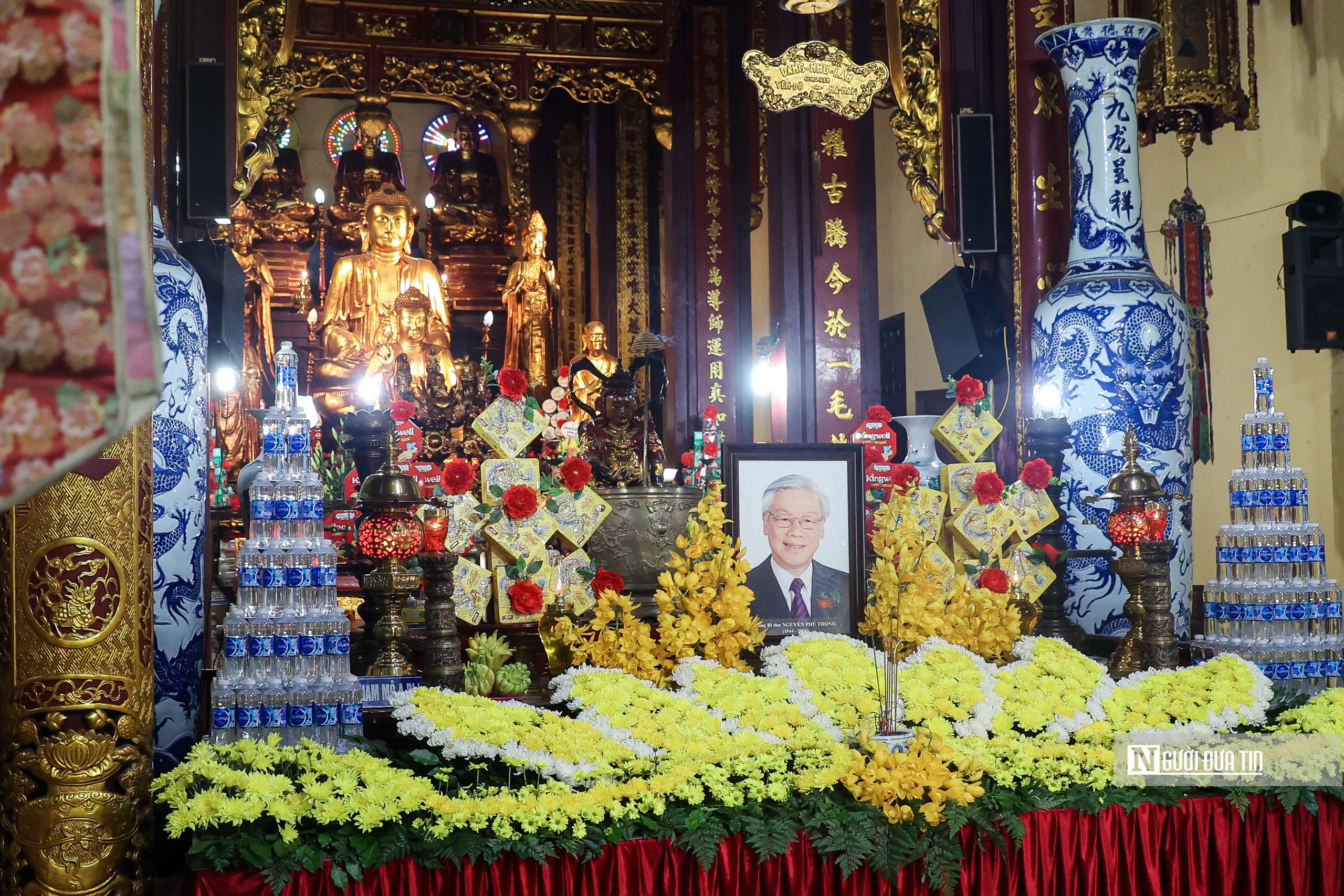 Người dân khóc nghẹn trước di ảnh Tổng Bí thư Nguyễn Phú Trọng- Ảnh 2.
