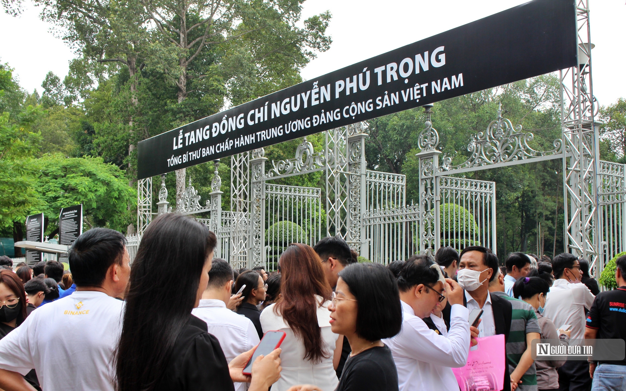 Tp.Hồ Chí Minh: Nhiều gia đình đưa con nhỏ tới viếng Tổng Bí thư Nguyễn Phú Trọng- Ảnh 13.