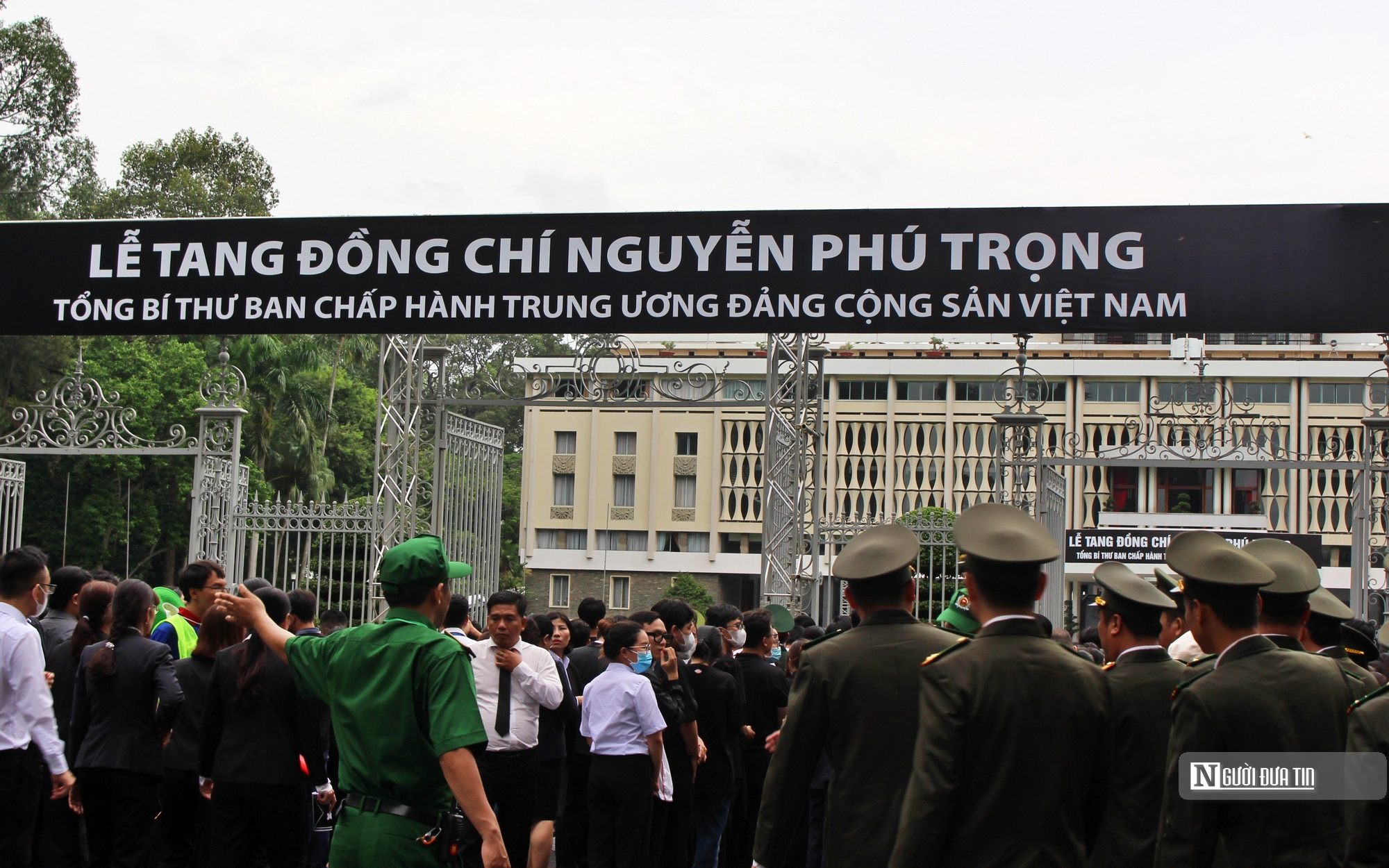Tp.Hồ Chí Minh: Nhiều gia đình đưa con nhỏ tới viếng Tổng Bí thư Nguyễn Phú Trọng- Ảnh 20.