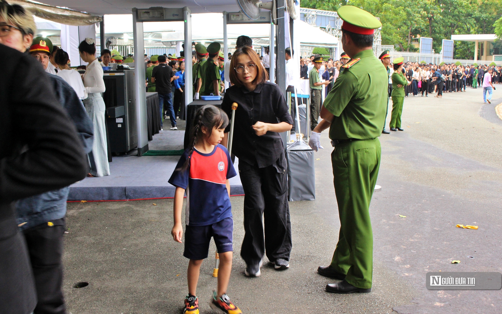Tp.Hồ Chí Minh: Nhiều gia đình đưa con nhỏ tới viếng Tổng Bí thư Nguyễn Phú Trọng- Ảnh 9.