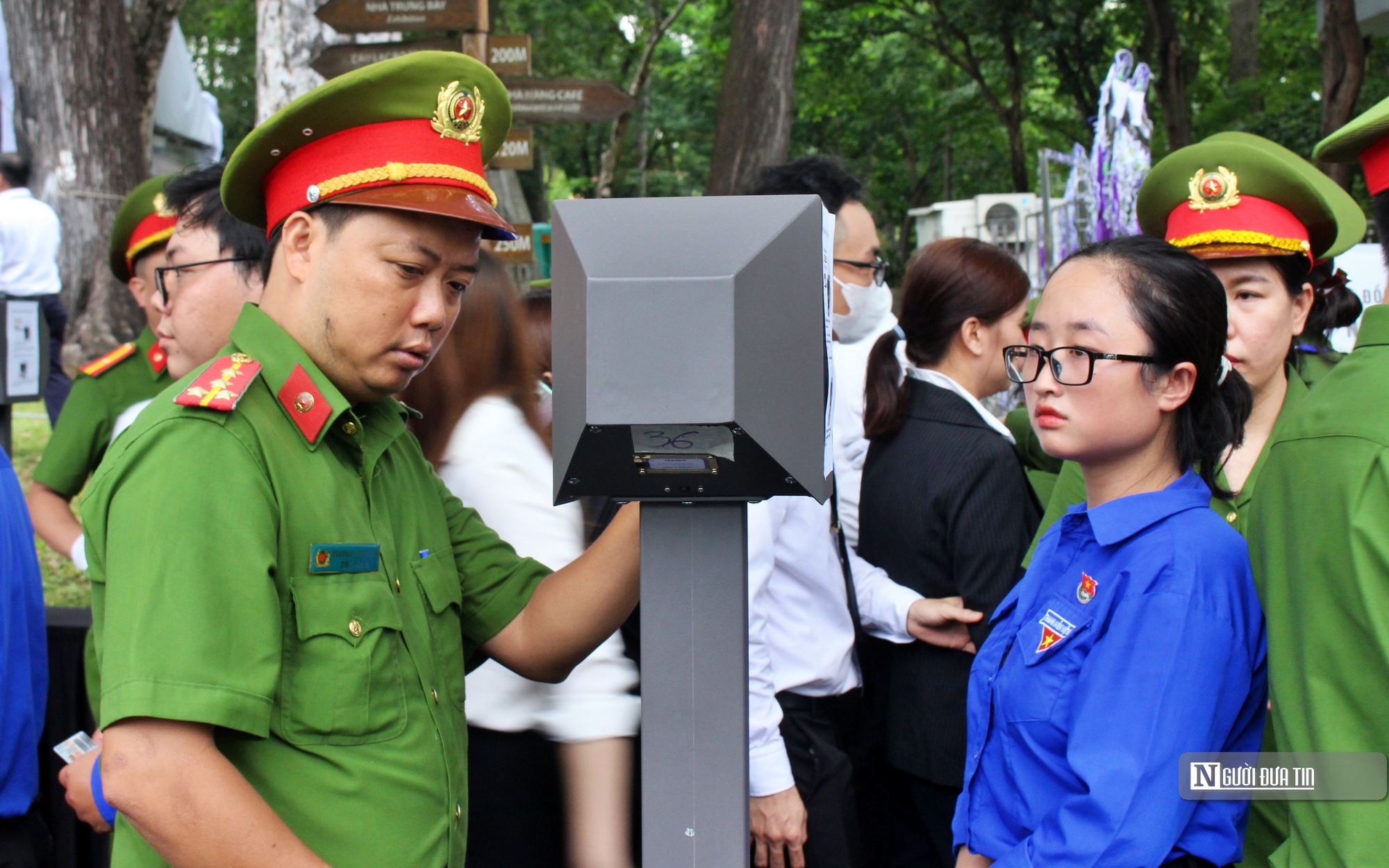 Tp.Hồ Chí Minh: Nhiều gia đình đưa con nhỏ tới viếng Tổng Bí thư Nguyễn Phú Trọng- Ảnh 16.