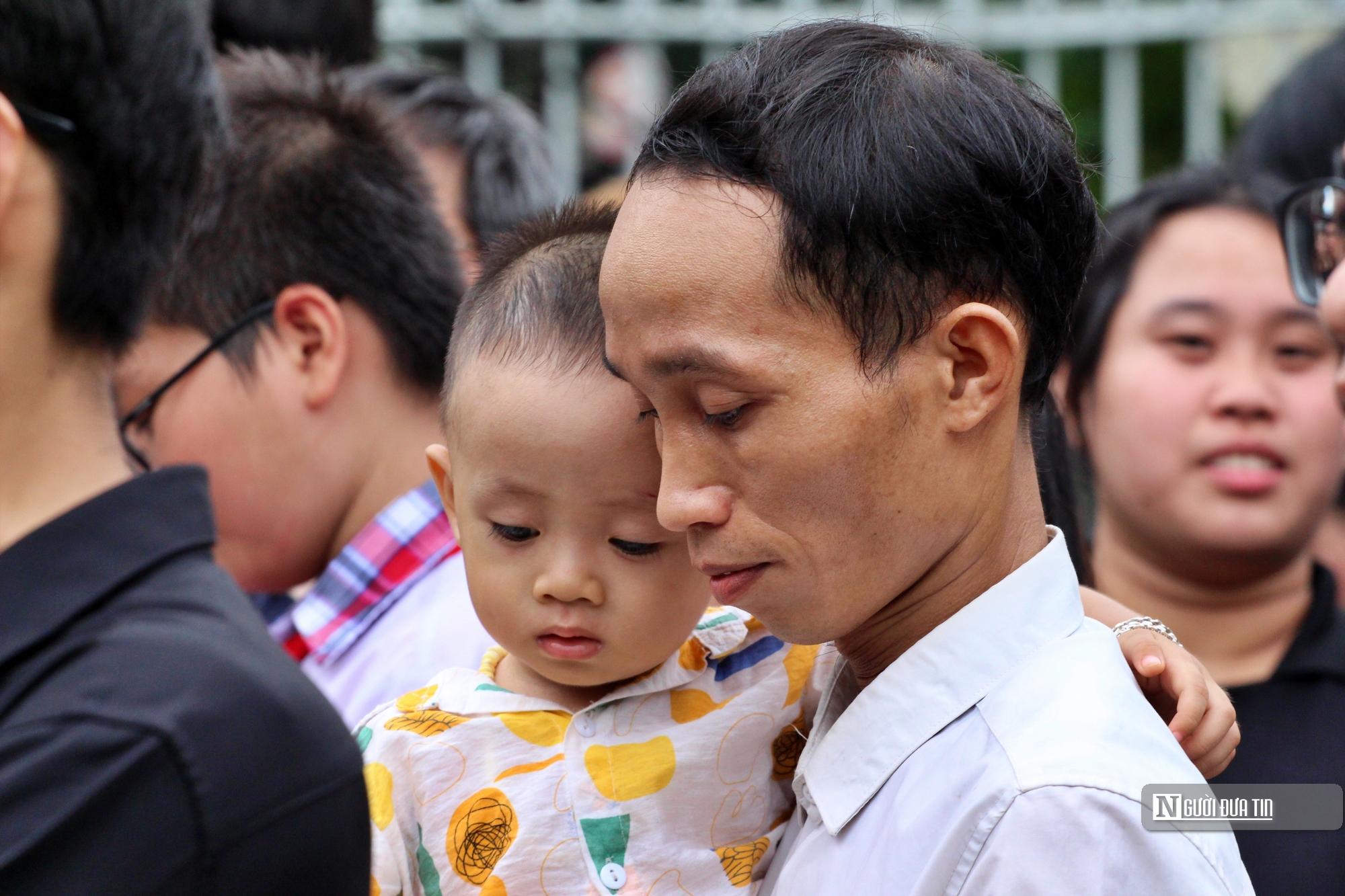 Tp.Hồ Chí Minh: Nhiều gia đình đưa con nhỏ tới viếng Tổng Bí thư Nguyễn Phú Trọng- Ảnh 10.