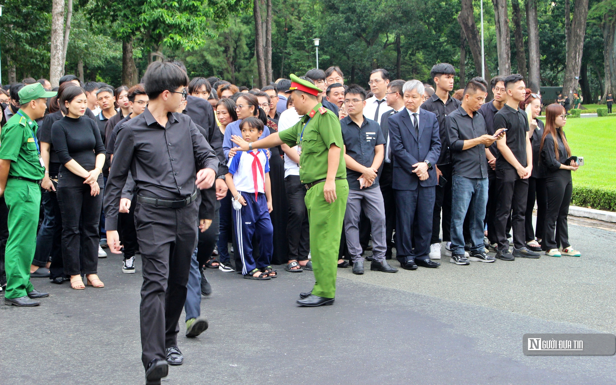 Tp.Hồ Chí Minh: Nhiều gia đình đưa con nhỏ tới viếng Tổng Bí thư Nguyễn Phú Trọng- Ảnh 3.