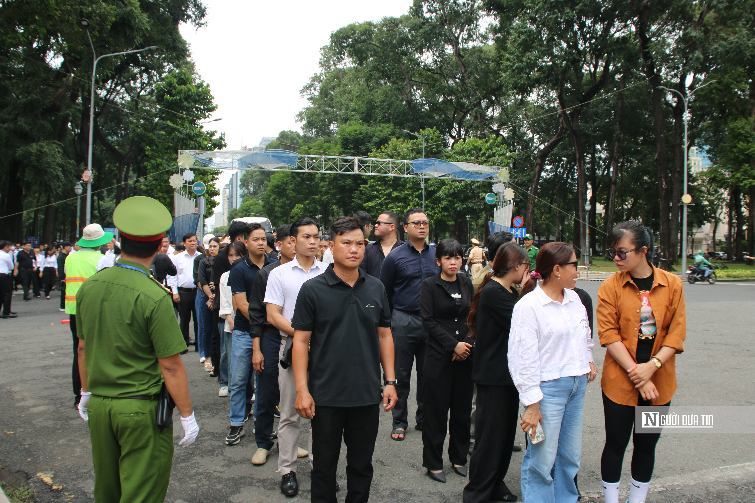 Tp.HCM: Người dân xếp hàng chờ vào viếng Tổng Bí thư Nguyễn Phú Trọng - Ảnh 2.