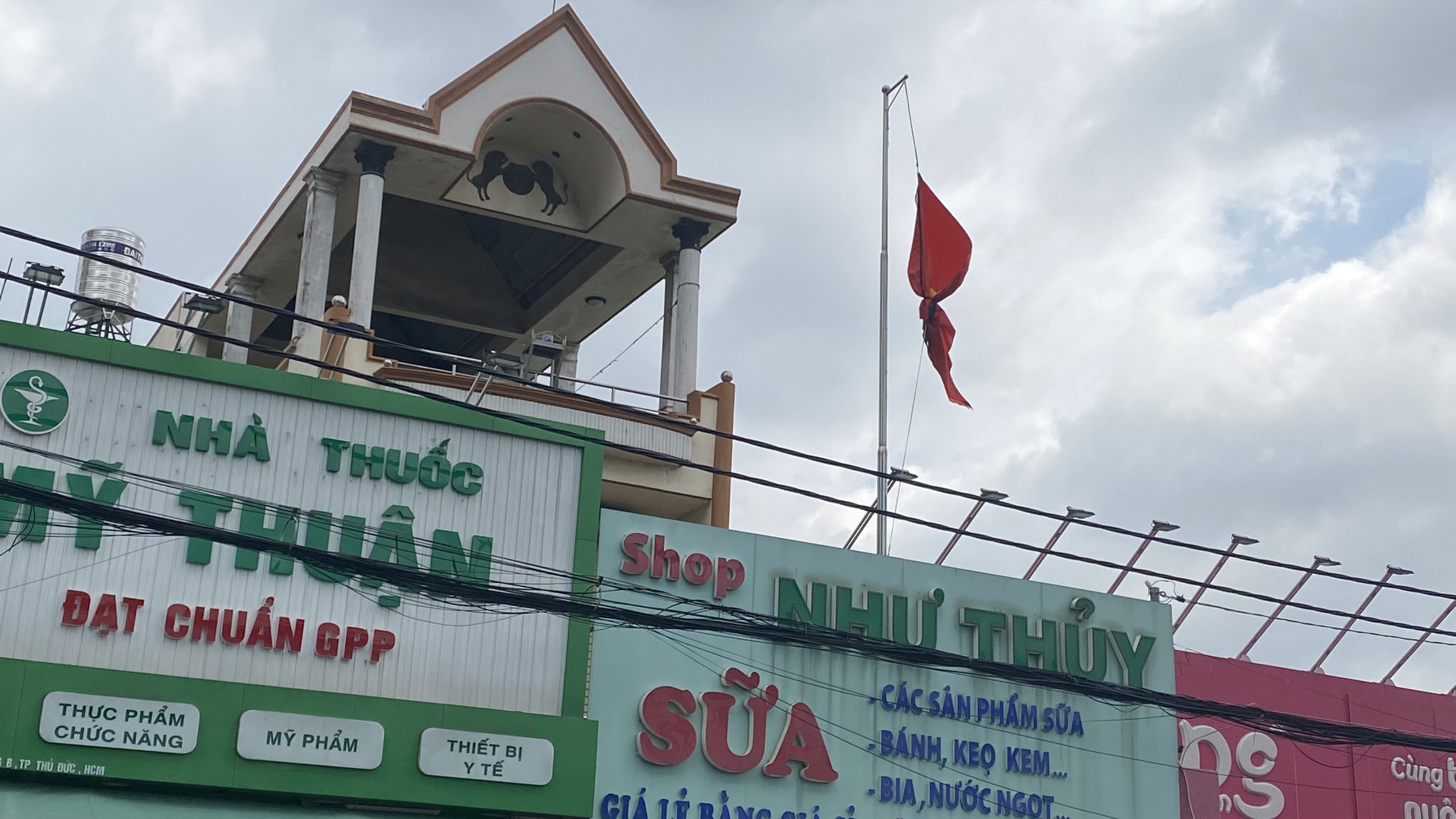 Tp.HCM: Nhiều nơi treo cờ rủ quốc tang Tổng Bí thư Nguyễn Phú Trọng- Ảnh 10.