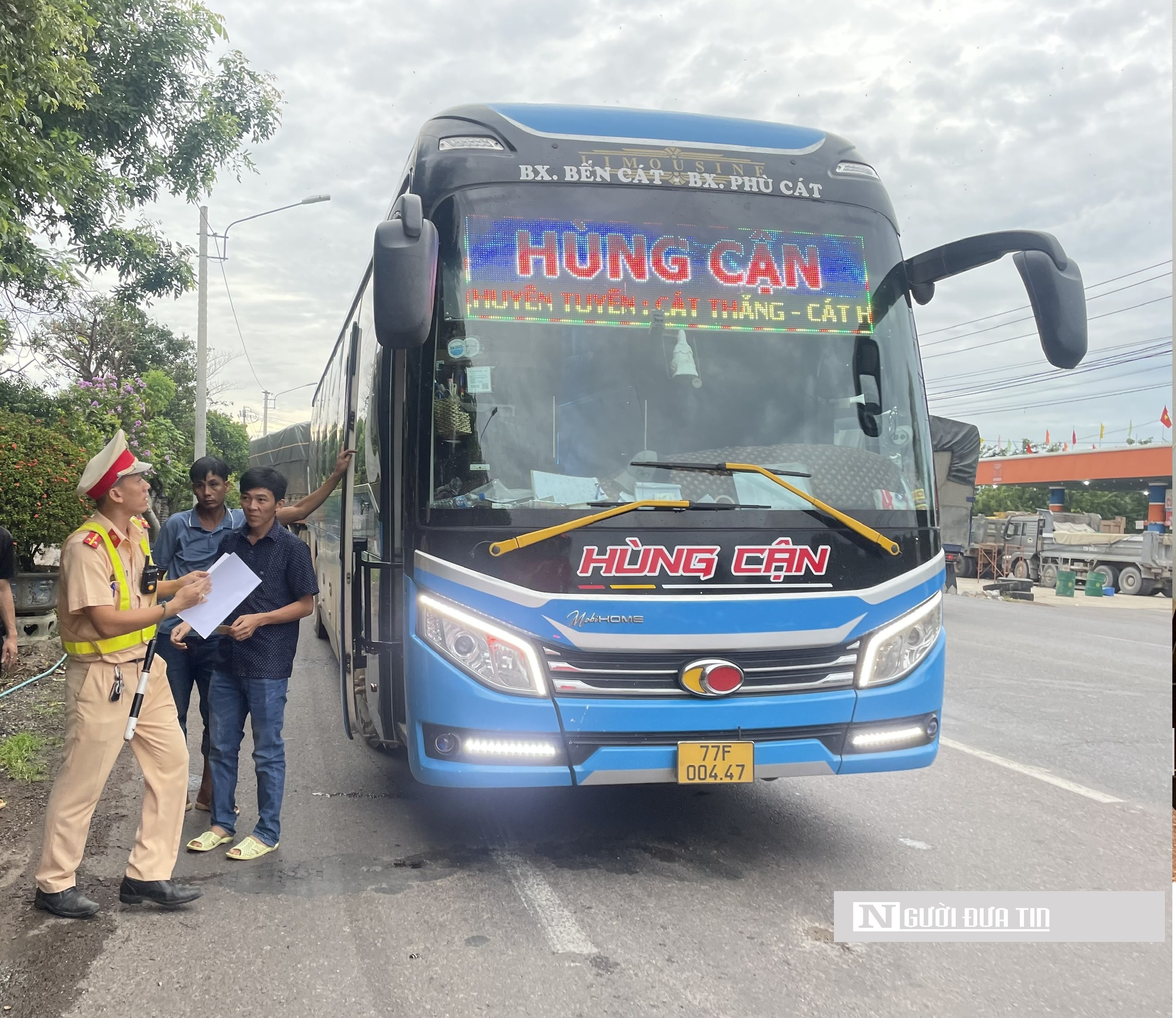 Lực lượng cảnh sát giao thông tỉnh Bình Định kiểm tra các xe khách sau phản ánh của Người Đưa Tin