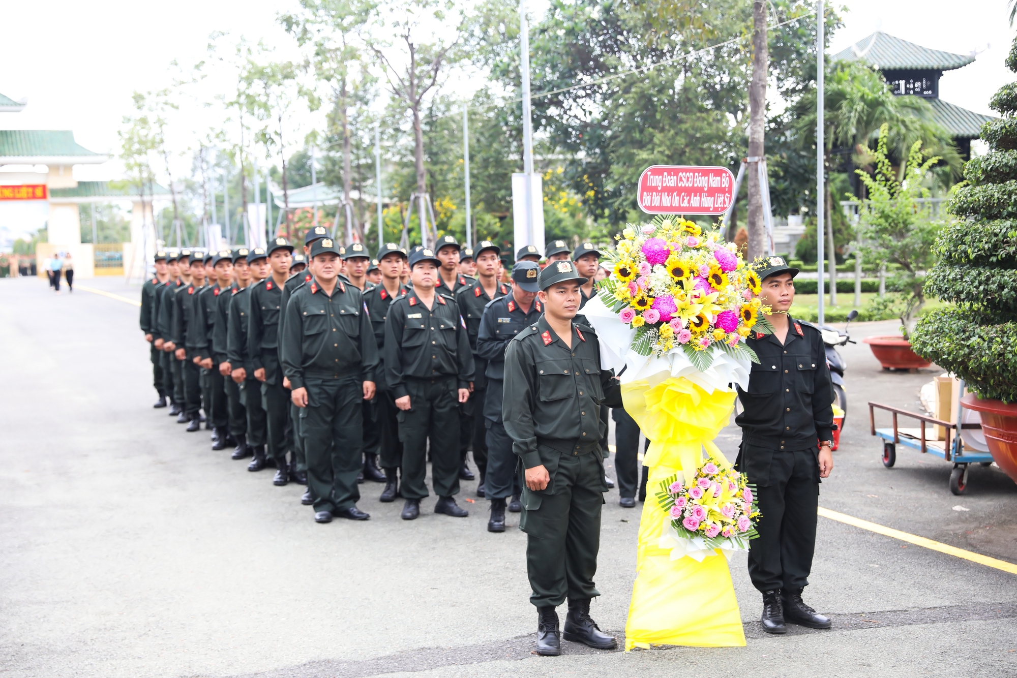 Tuổi trẻ Đồng Nai thắp nến tri ân các anh hùng liệt sĩ- Ảnh 6.