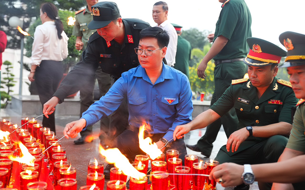 Tuổi trẻ Đồng Nai thắp nến tri ân các anh hùng liệt sĩ- Ảnh 8.