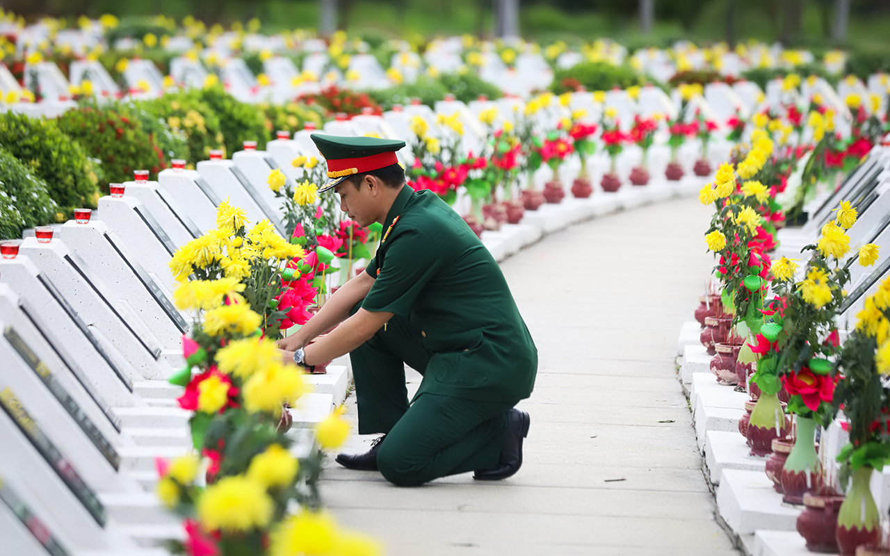 Tuổi trẻ Đồng Nai thắp nến tri ân các anh hùng liệt sĩ- Ảnh 14.