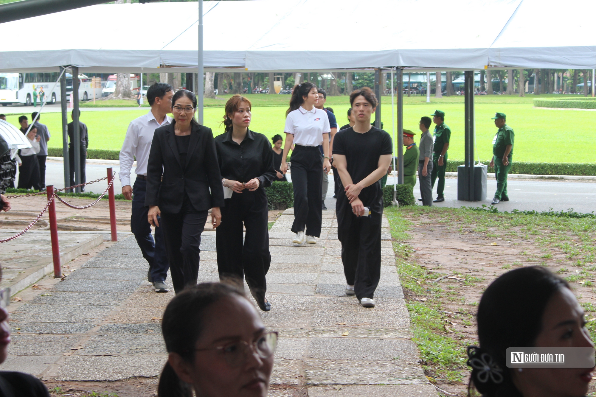 Tp.Hồ Chí Minh: Người dân trang nghiêm theo dõi lễ truy điệu Tổng Bí thư Nguyễn Phú Trọng- Ảnh 7.