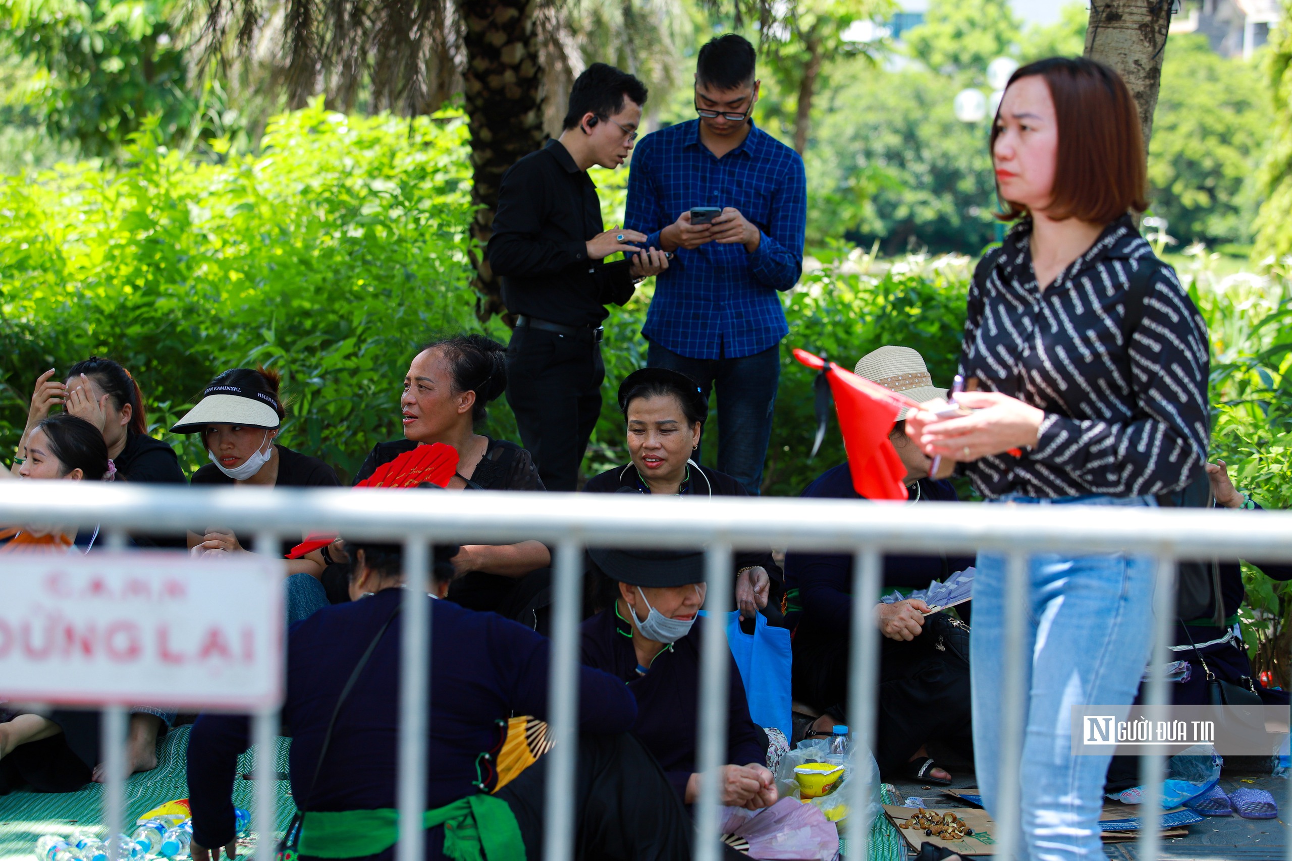 Người dân đội nắng chờ tiễn biệt Tổng Bí thư Nguyễn Phú Trọng- Ảnh 9.