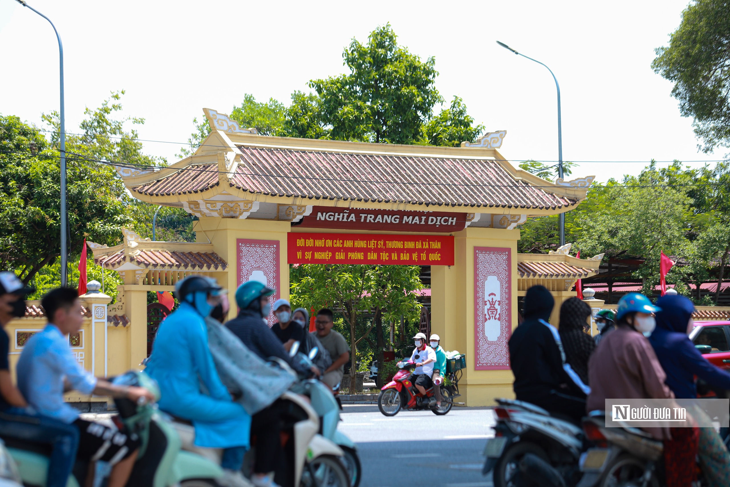 Người dân đội nắng chờ tiễn biệt Tổng Bí thư Nguyễn Phú Trọng- Ảnh 2.