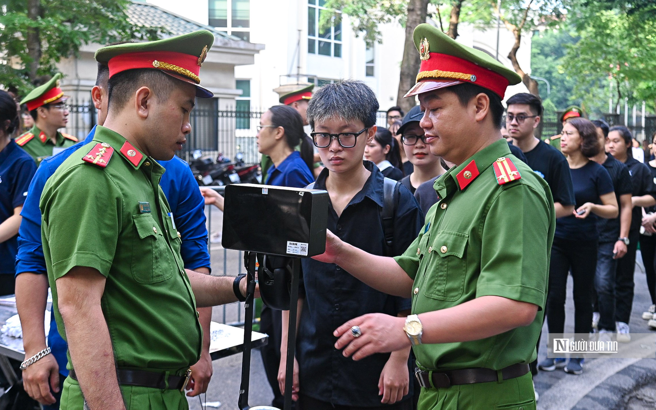 Dòng người nối dài cả cây số chờ viếng Tổng Bí thư Nguyễn Phú Trọng- Ảnh 5.