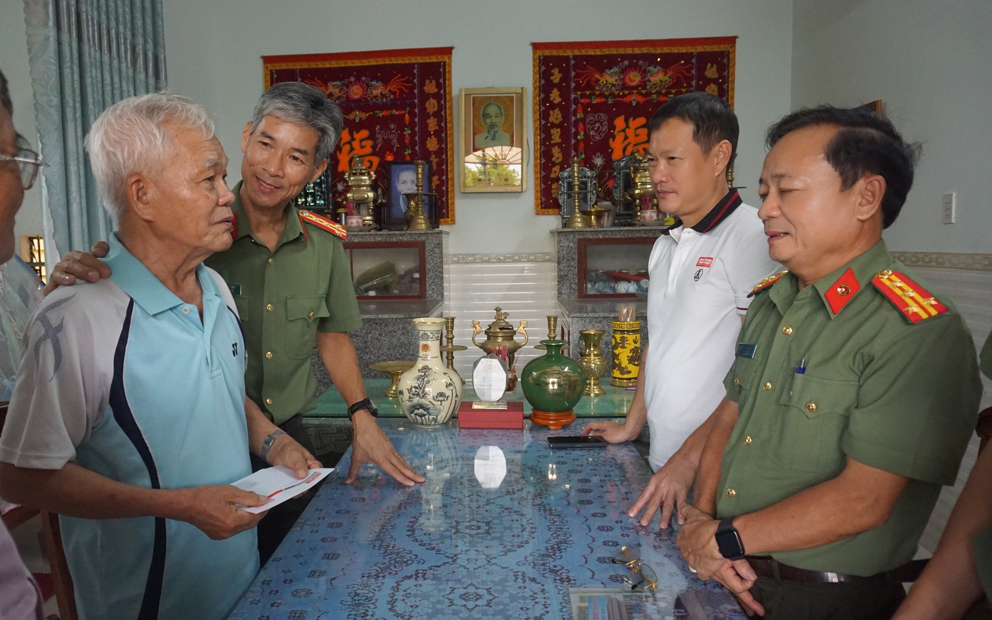 Thăm và tặng quà cho các đồng chí thương binh, thân nhân liệt sĩ Công an tỉnh Quảng Ngãi