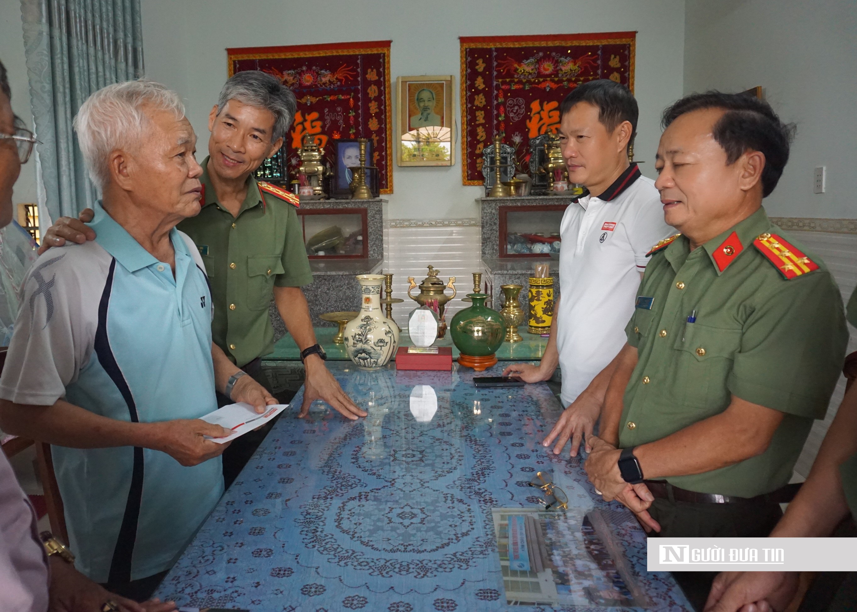 Thăm và tặng quà cho các đồng chí thương binh, thân nhân liệt sĩ Công an tỉnh Quảng Ngãi- Ảnh 2.