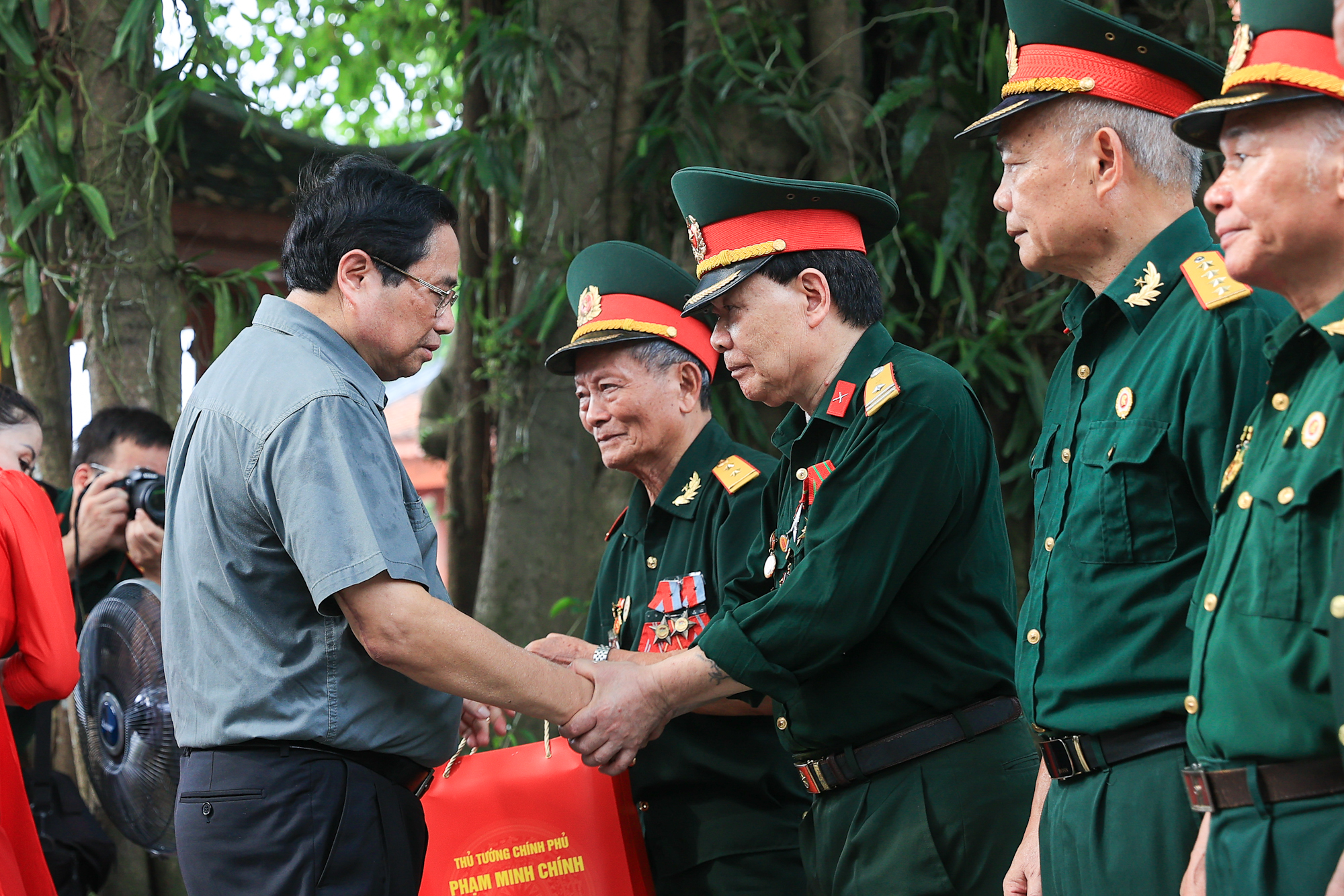 Thủ tướng tưởng niệm các Anh hùng liệt sĩ, thăm thương binh tại Thái Nguyên- Ảnh 4.