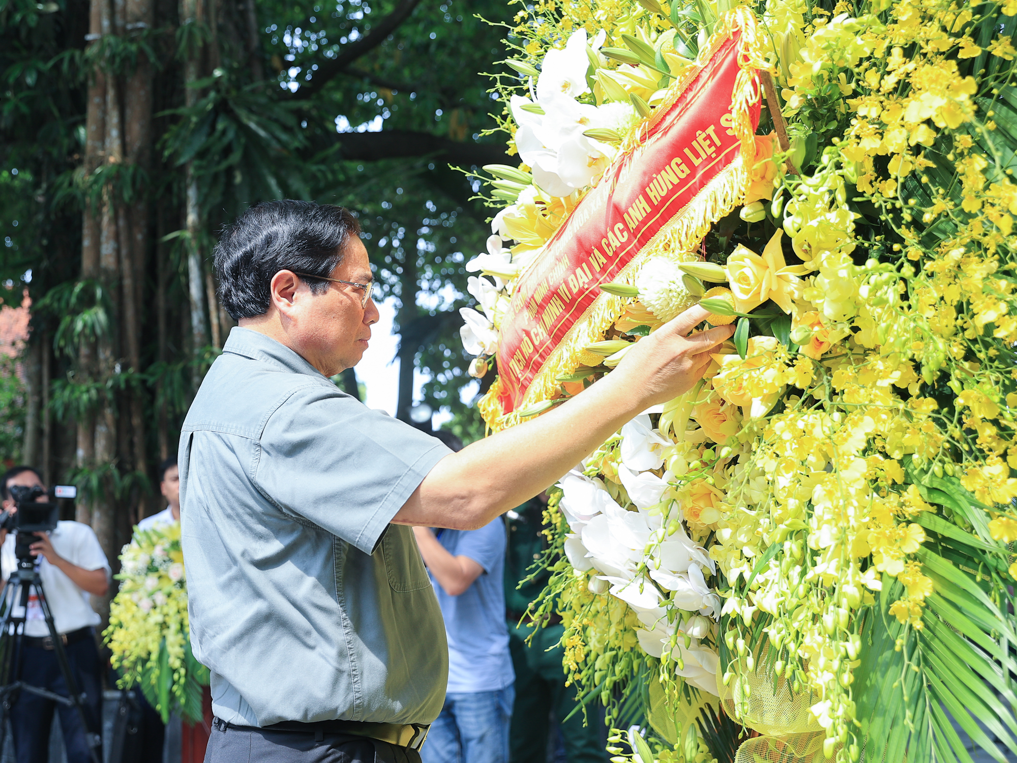 Thủ tướng tưởng niệm các Anh hùng liệt sĩ, thăm thương binh tại Thái Nguyên- Ảnh 1.