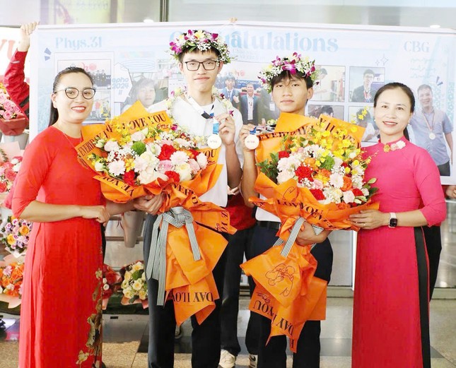 Bản tin 29/7: Một trường có 2 học sinh đạt Huy chương Vàng Olympic Vật lý quốc tế 2024- Ảnh 1. Bản tin 29/7: Một trường có 2 học sinh đạt Huy chương Vàng Olympic Vật lý quốc tế 2024- Ảnh 1.