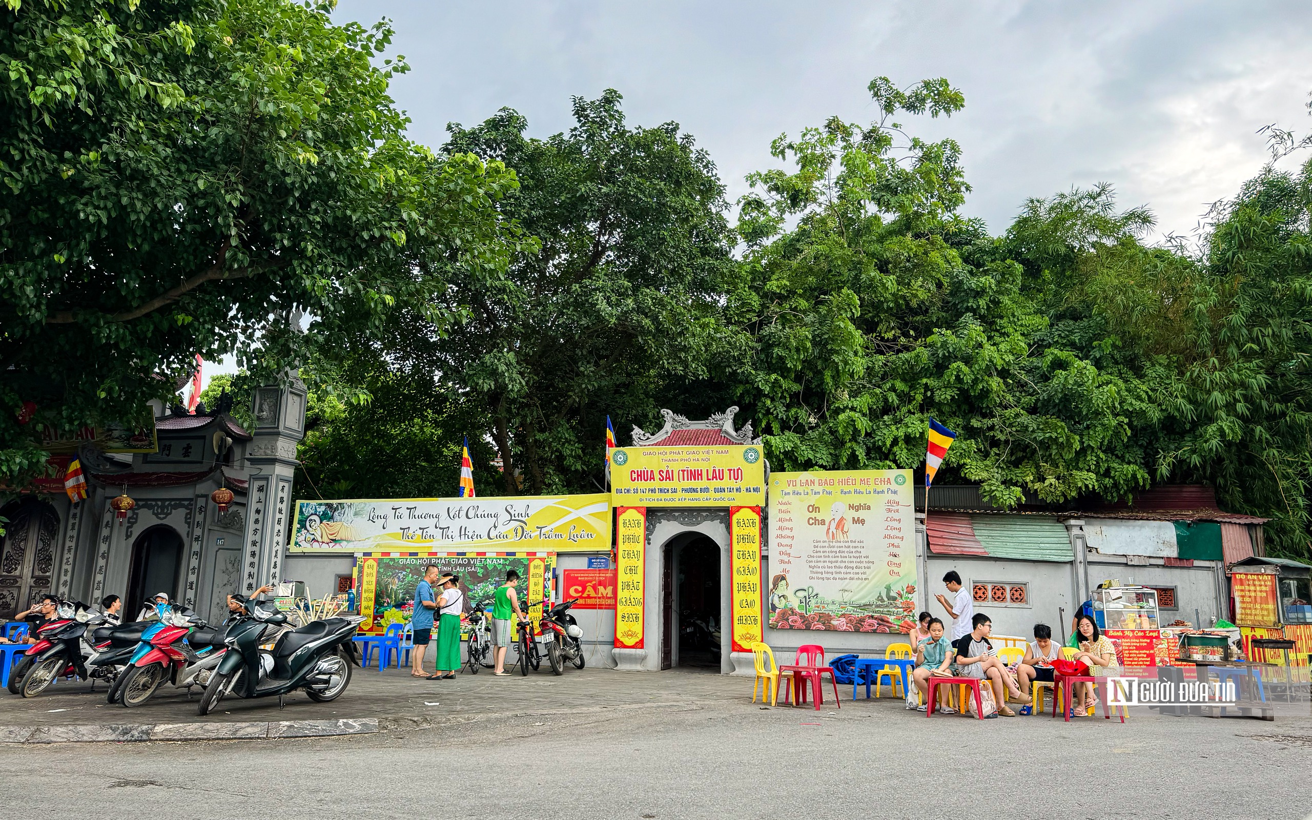 Hà Nội: Vỉa hè xung quanh khu vực hồ Tây tiếp tục bị lấn chiếm bán hàng- Ảnh 8.