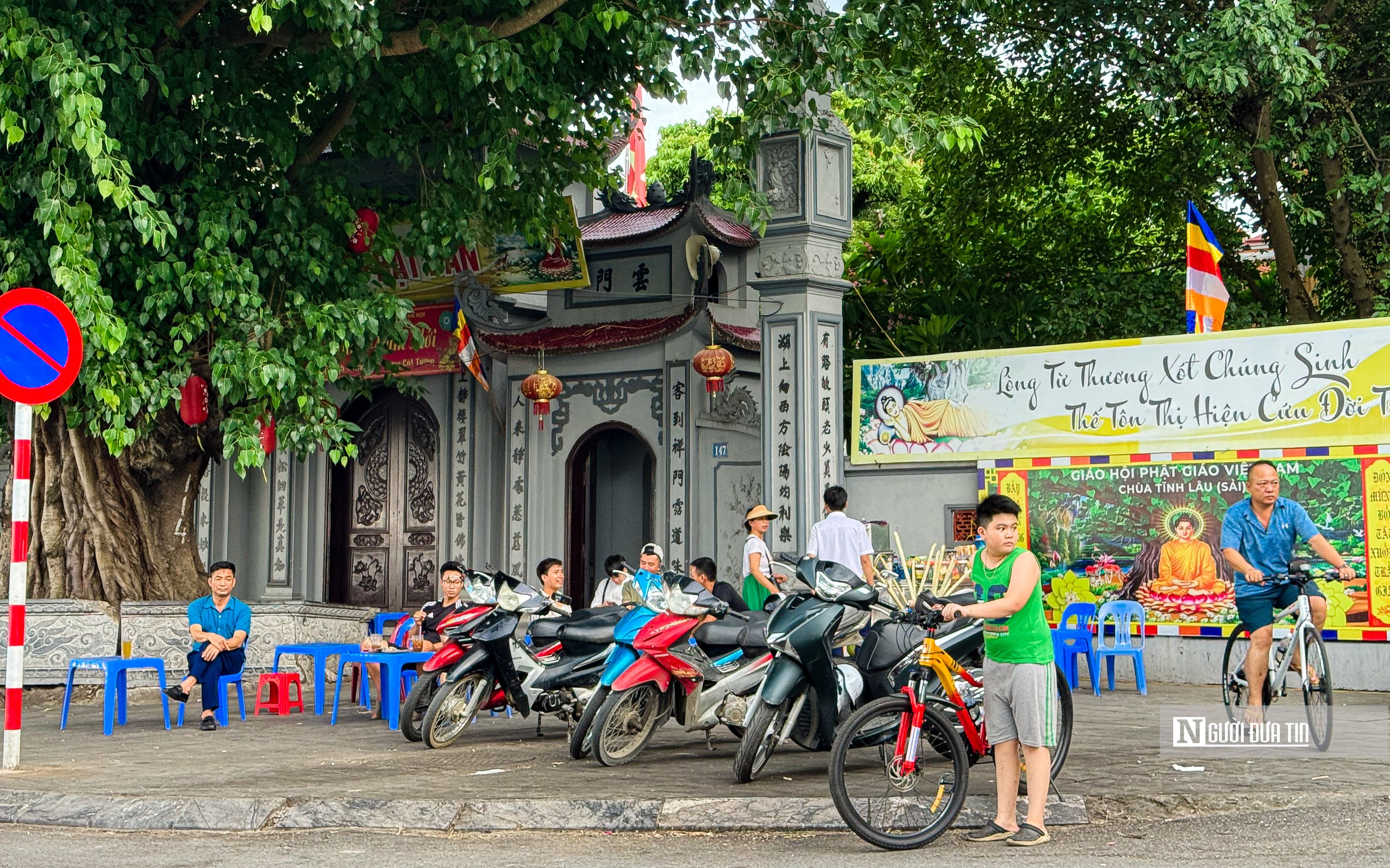 Hà Nội: Vỉa hè xung quanh khu vực hồ Tây tiếp tục bị lấn chiếm bán hàng- Ảnh 9.