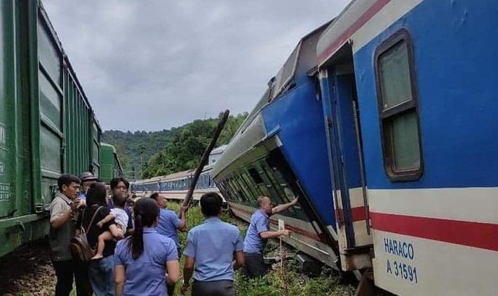 Hiện trường tàu trật bánh. (Ảnh VNR).