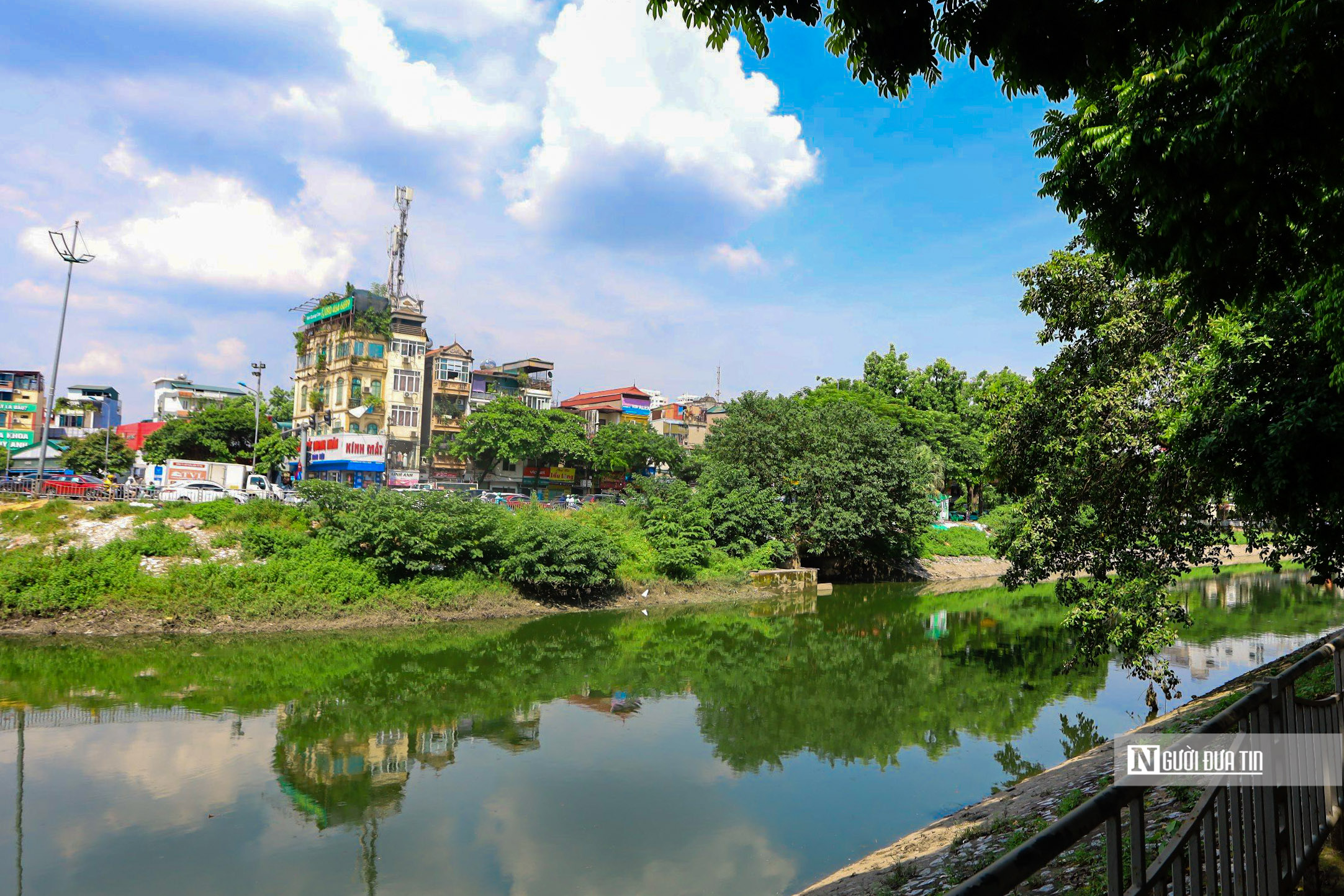 Hà Nội: Sông Tô Lịch bất ngờ chuyển màu xanh - Ảnh 8.