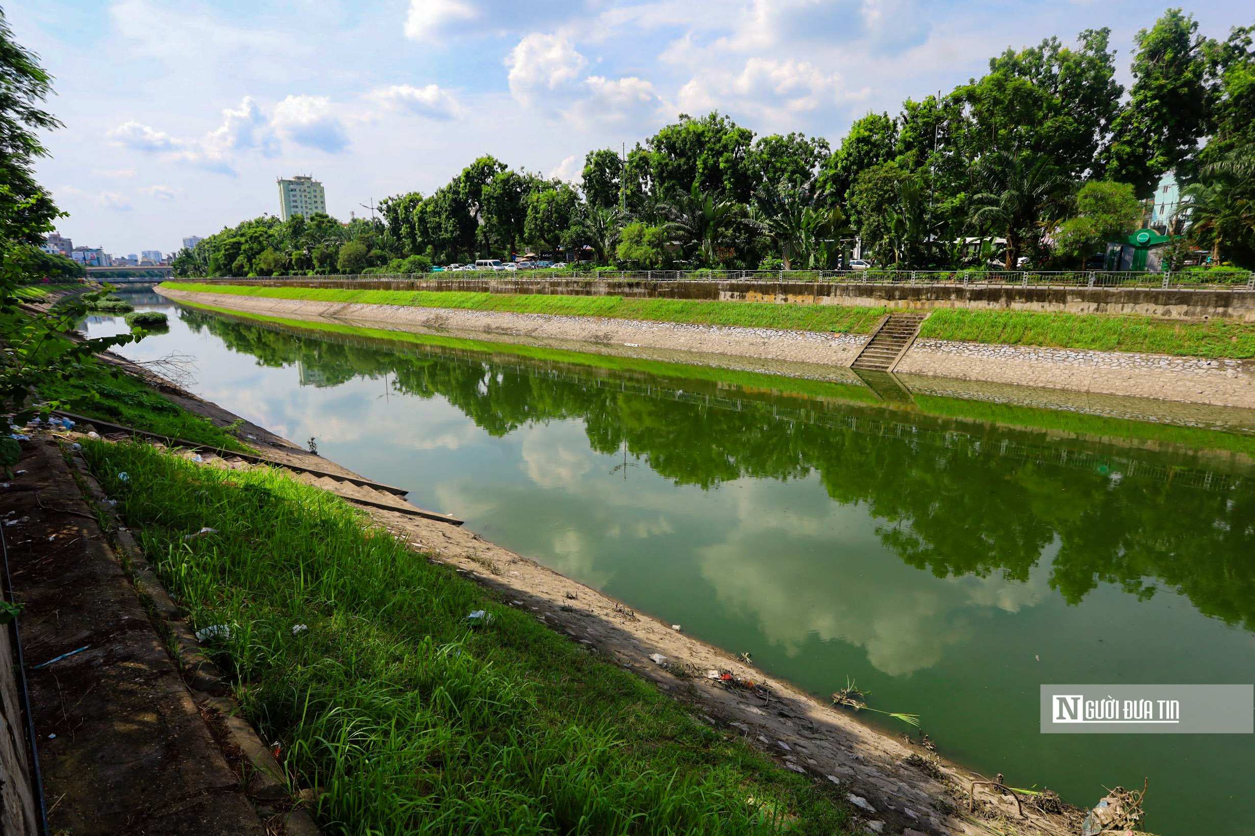 Hà Nội: Sông Tô Lịch bất ngờ chuyển màu xanh - Ảnh 2.