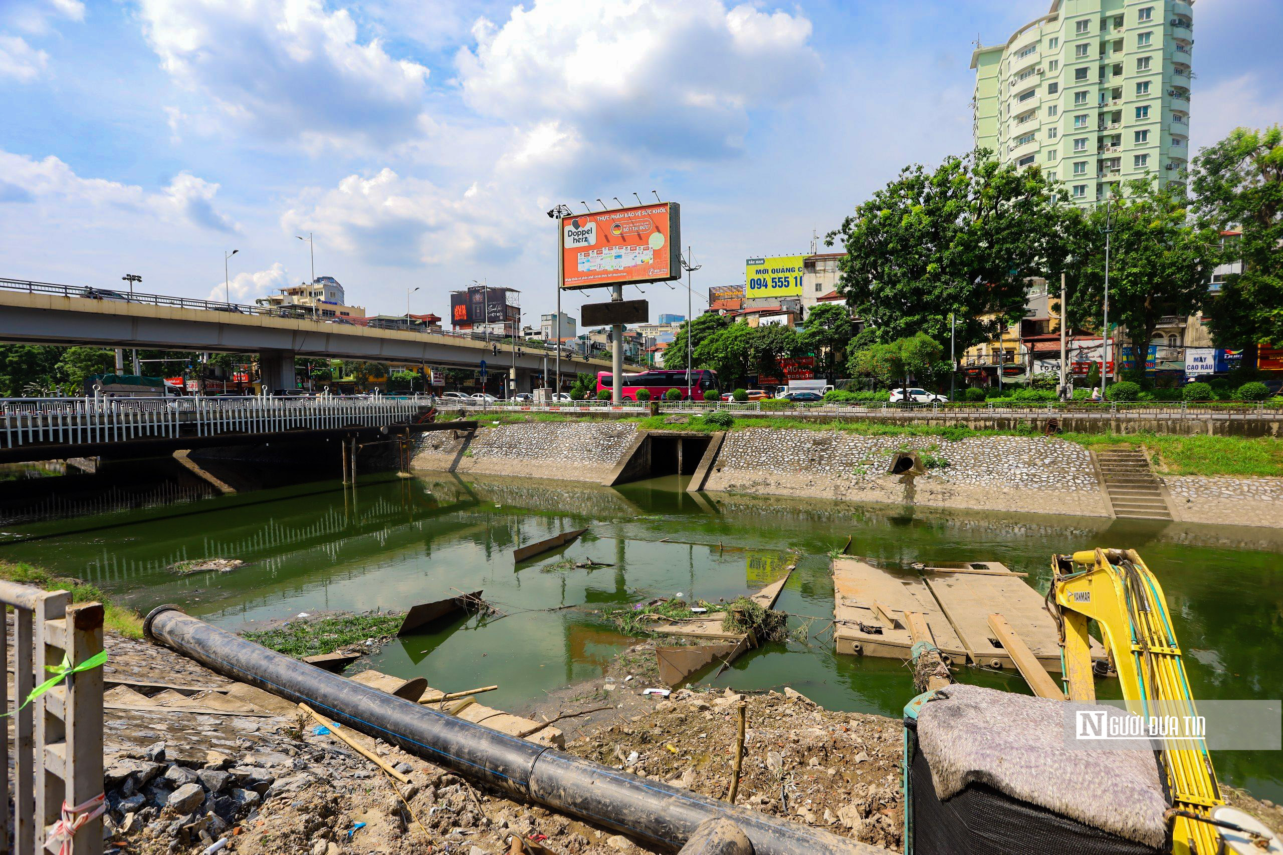 Hà Nội: Sông Tô Lịch bất ngờ chuyển màu xanh - Ảnh 12.