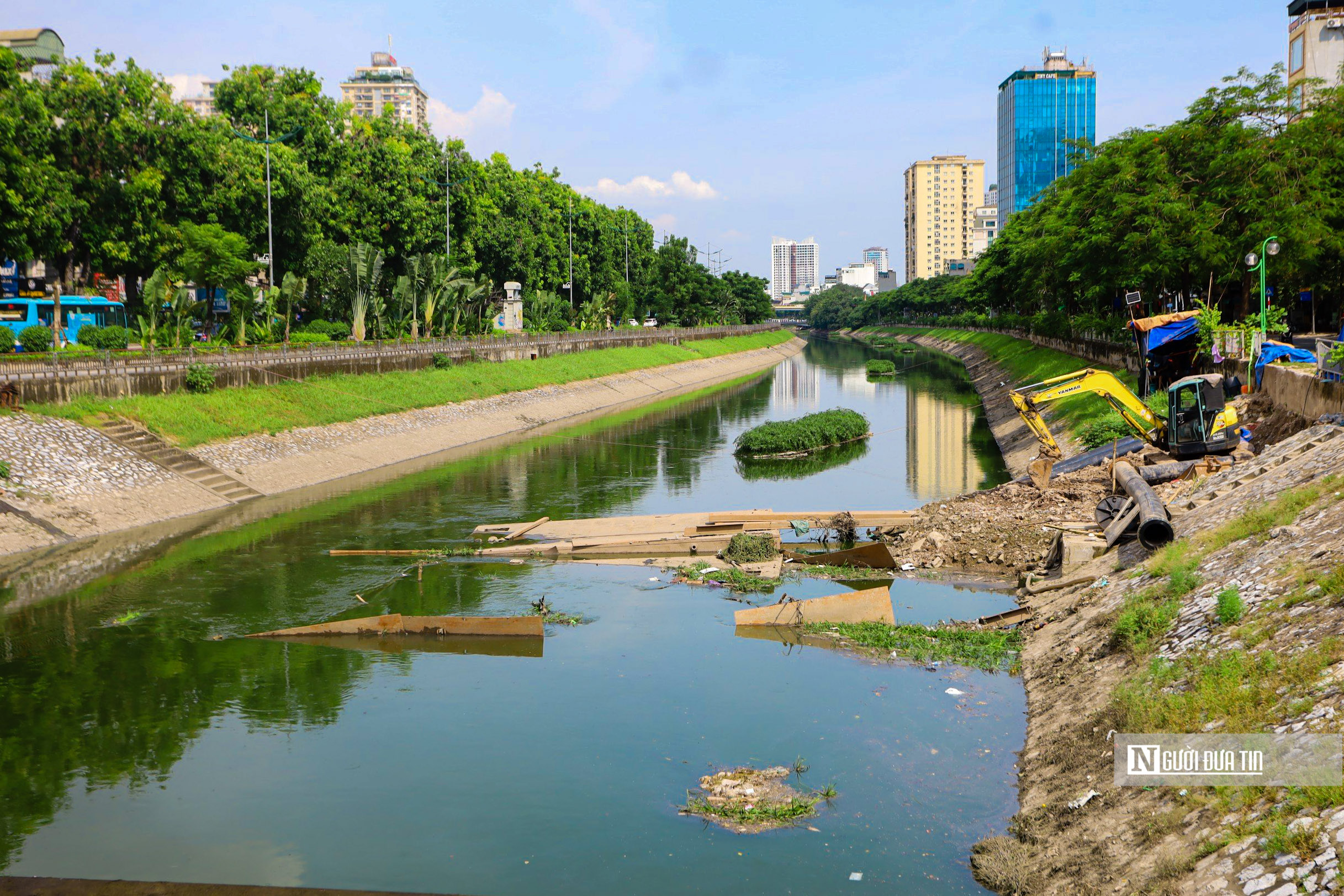 Hà Nội: Sông Tô Lịch bất ngờ chuyển màu xanh - Ảnh 7.