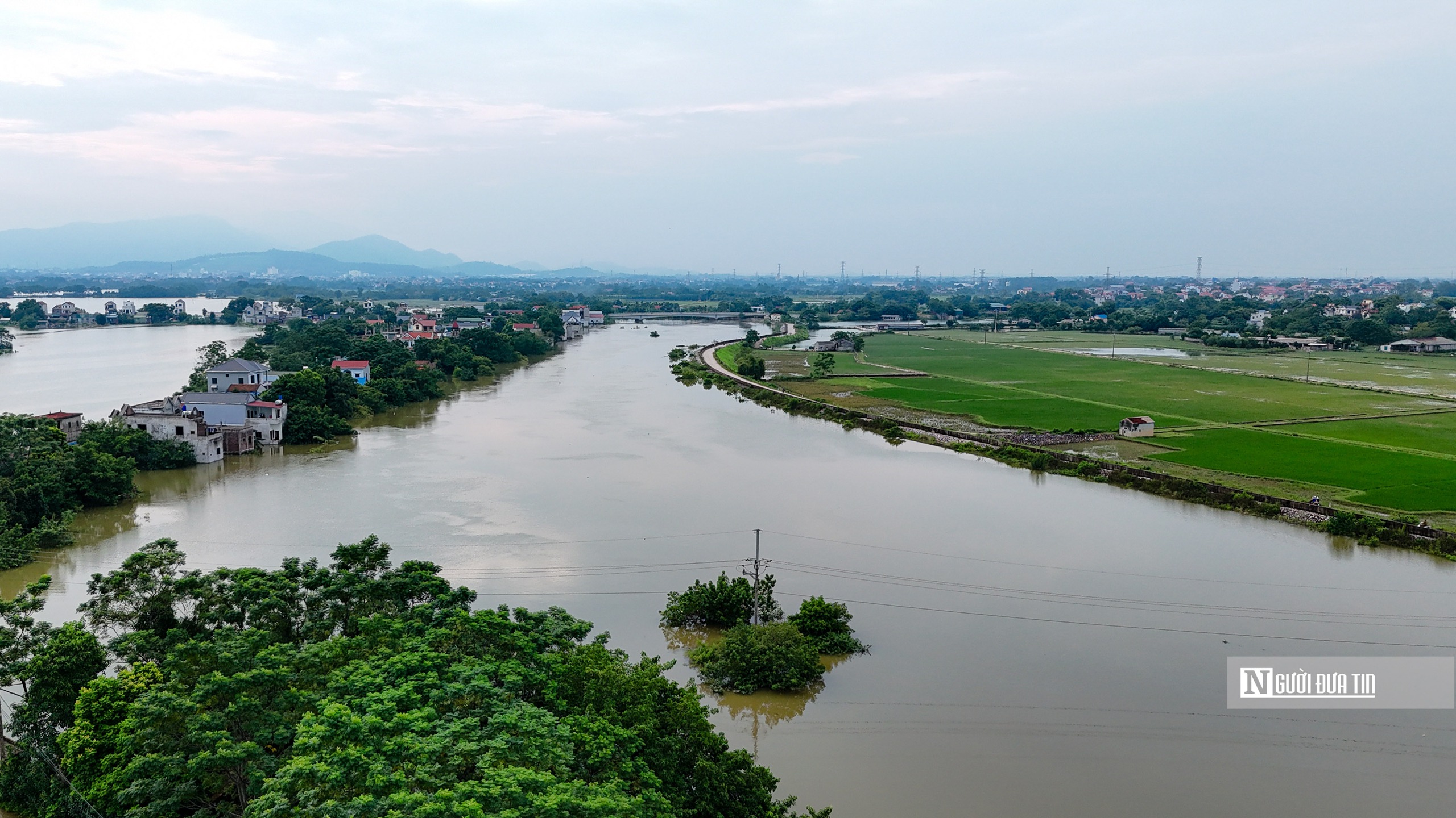 Hà Nội: Nước lũ tiếp tục tràn qua đê khiến người dân chìm trong "biển nước"- Ảnh 2.