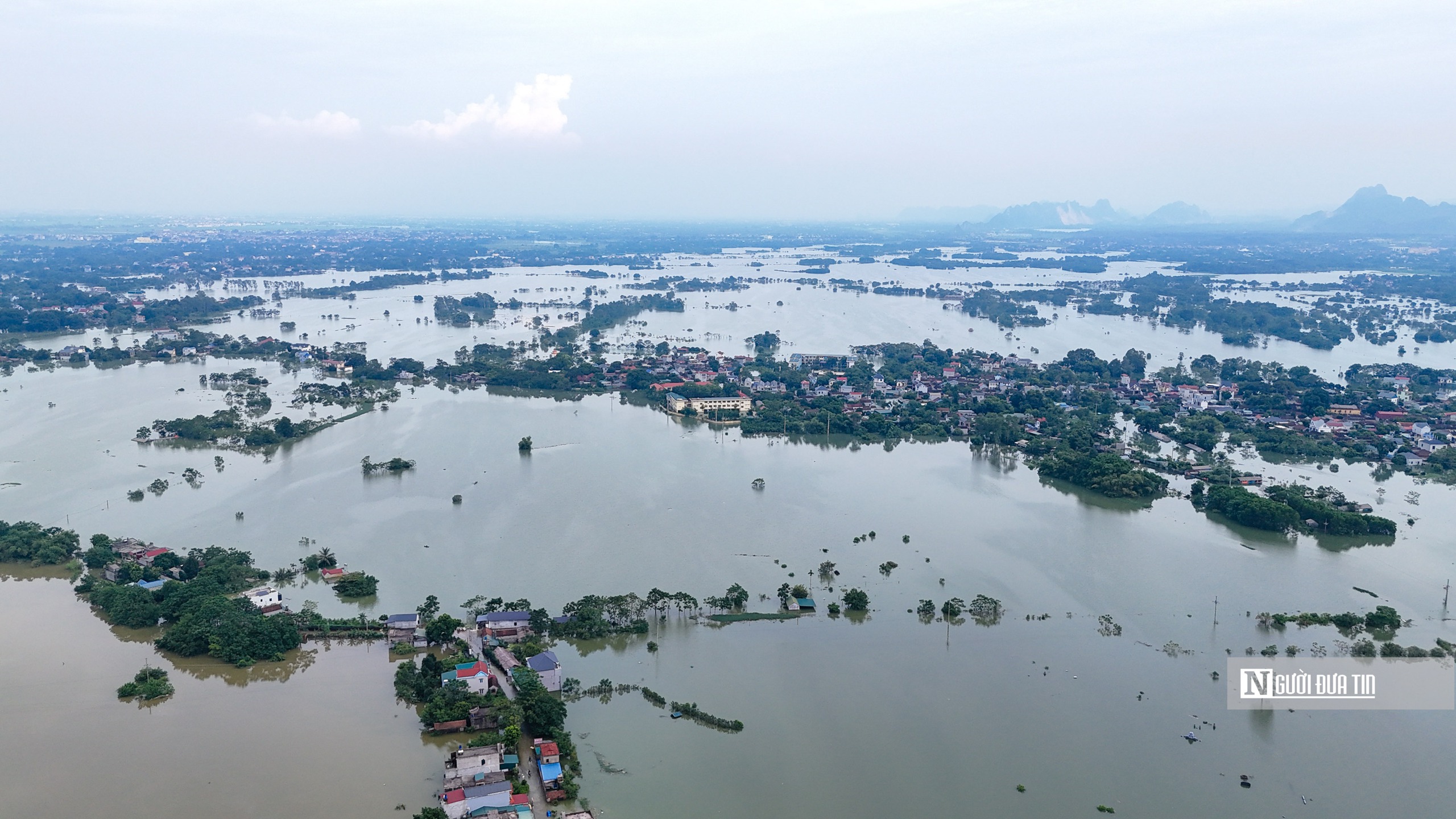 Hà Nội: Nước lũ tiếp tục tràn qua đê khiến người dân chìm trong "biển nước"- Ảnh 17.