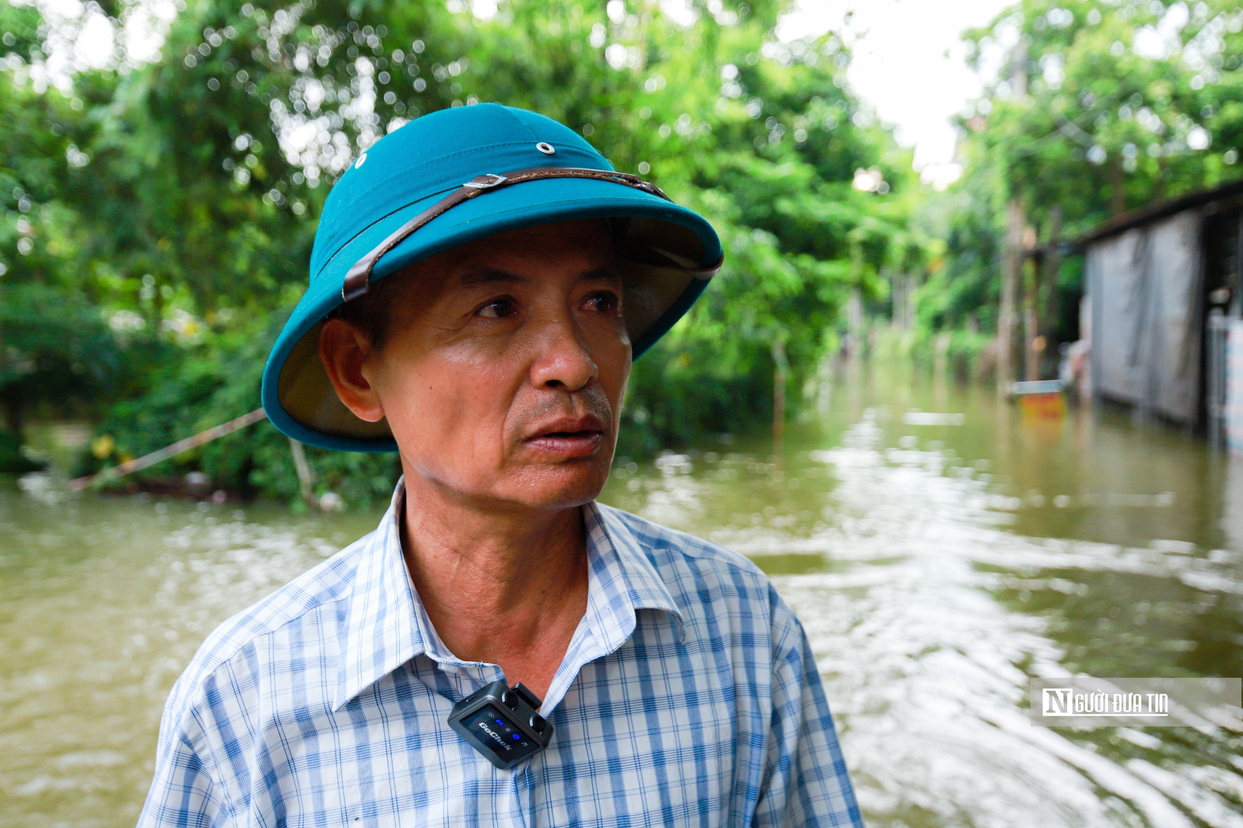 Hà Nội: Nước lũ tiếp tục tràn qua đê khiến người dân chìm trong "biển nước"- Ảnh 10.