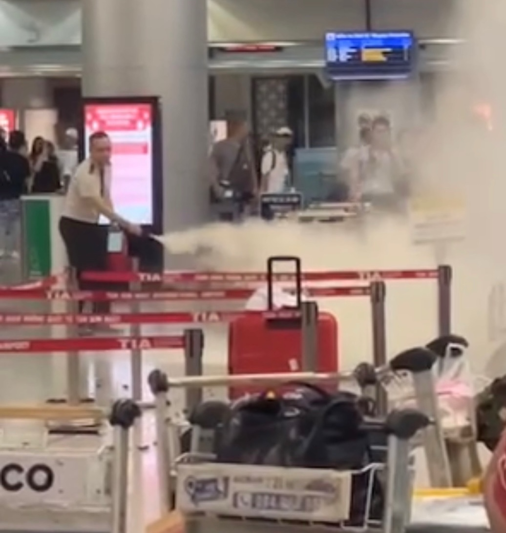 Cảng HKQT Tân Sơn Nhất nói gì về vụ nổ pin dự phòng ở sân bay?- Ảnh 1.