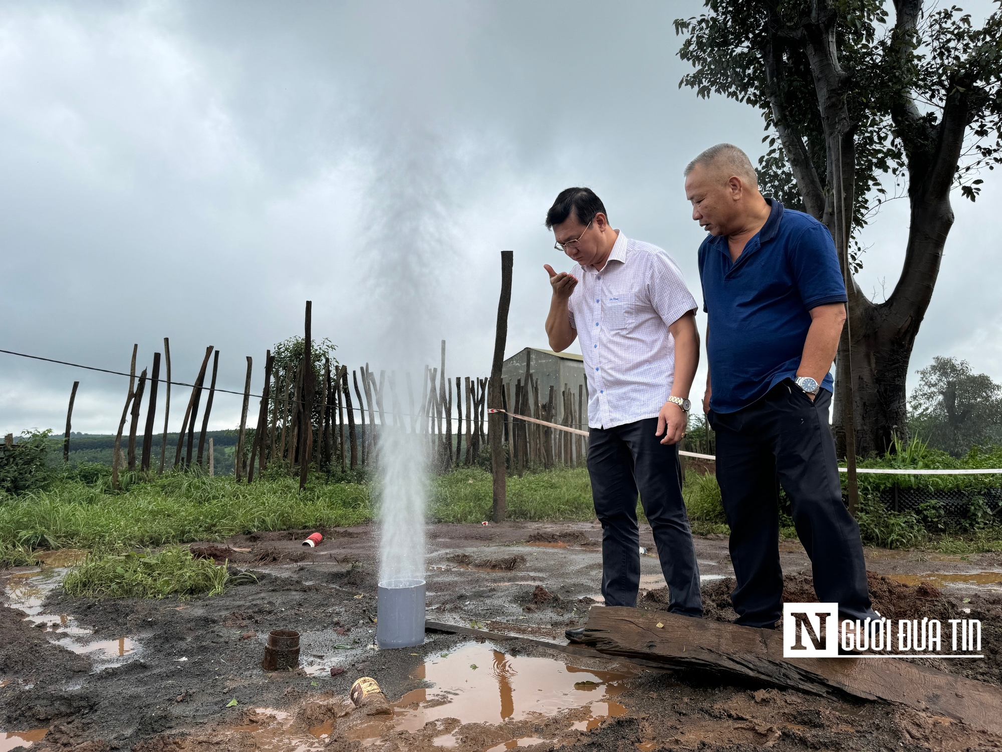 Đoàn khảo sát Bộ Tài nguyên và Môi trường kiểm tra giếng khoan “kỳ lạ” ở Gia Lai- Ảnh 3.