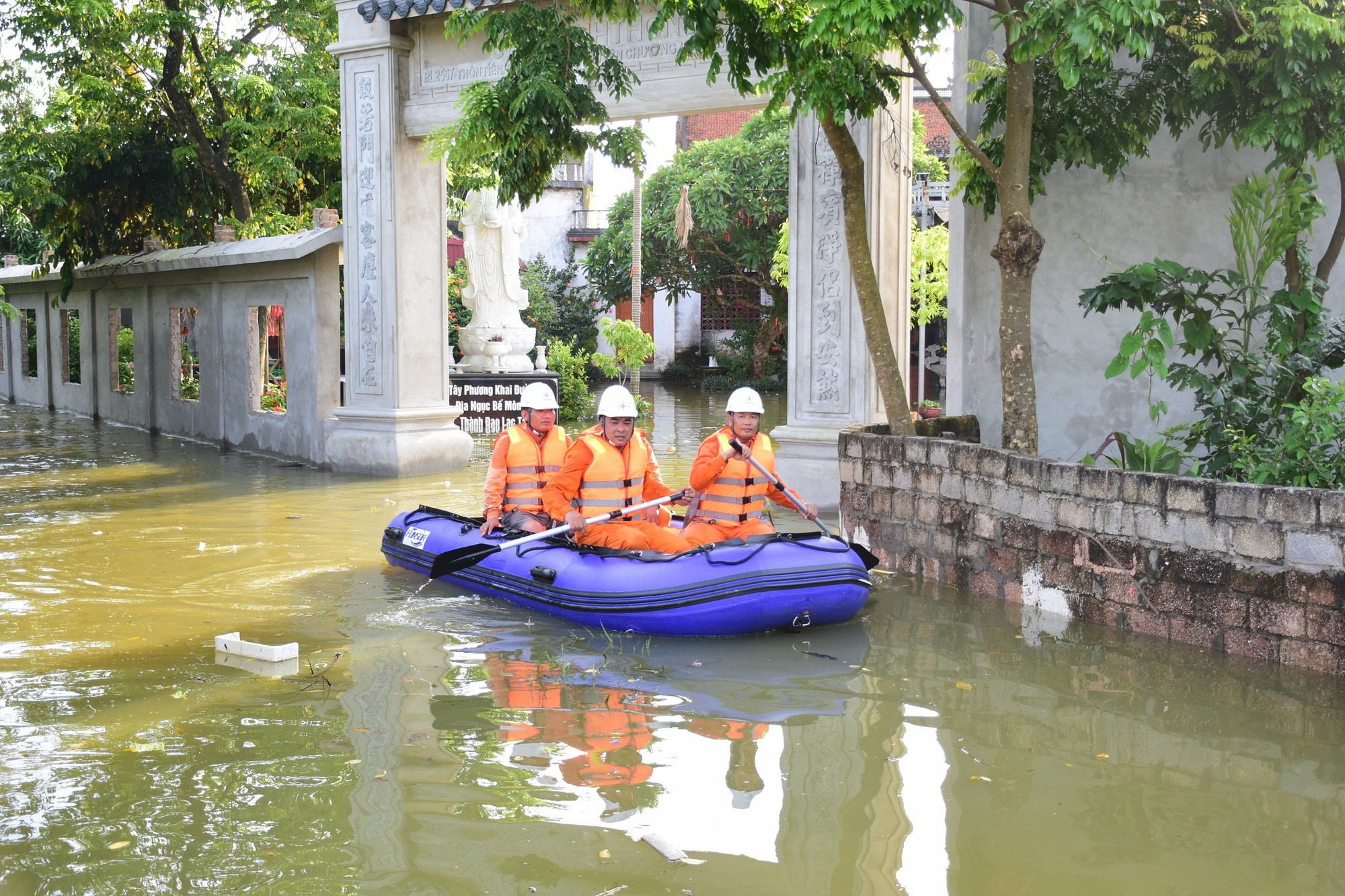 EVNHANOI sẵn sàng các phương án đảm bảo cung cấp điện cho những địa bàn ngập lụt- Ảnh 1.