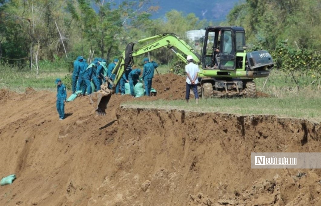 Bờ sông Quảng Huế được cơ quan chức năng gia cố.