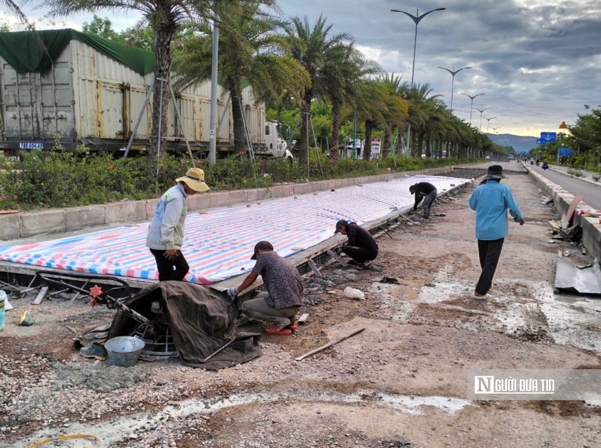 Đơn vị thi công triển khai các hạng mục lắp đặt trạm trên quốc lộ 19 mới đoạn qua Tp. Quy Nhơn, tỉnh Bình Định. Ảnh: QĐ