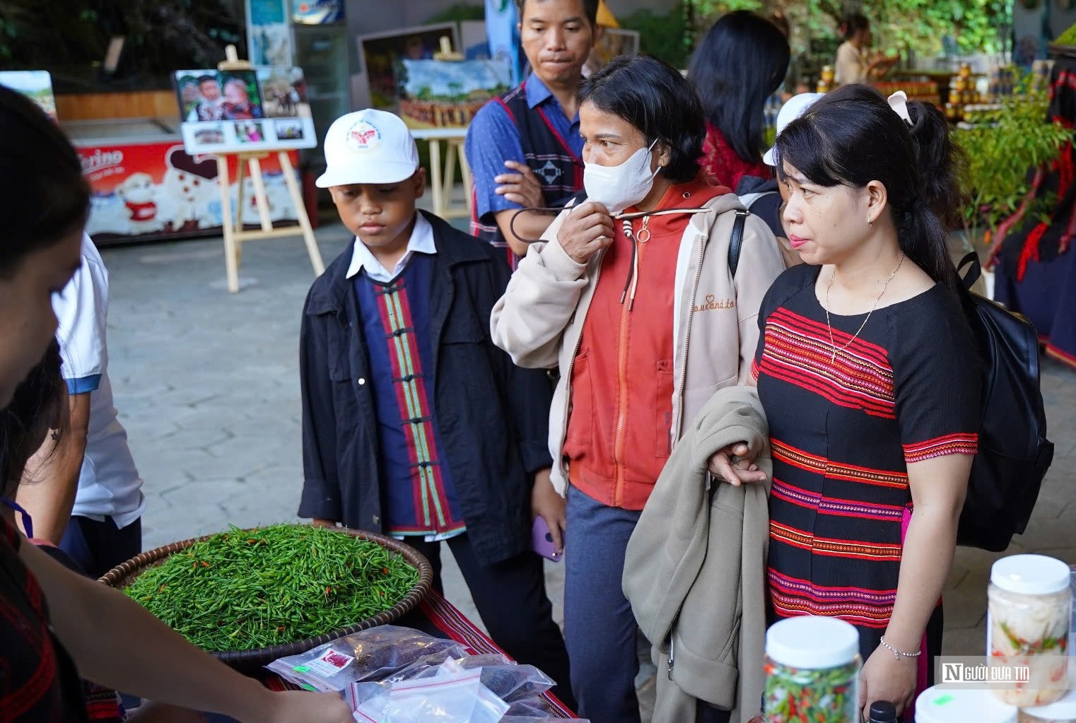 Nhiều người dân Cơ Tu đến tham quan Lễ hội.