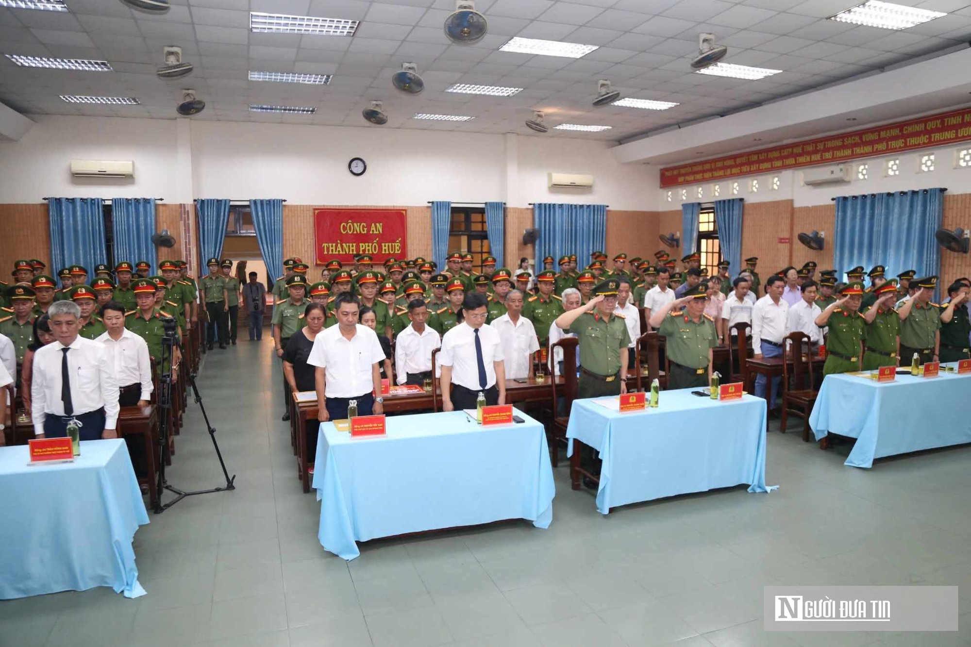 Trang nghiêm lễ trao bằng Tổ quốc ghi công cho Phó trưởng Công an phường hy sinh ở Huế- Ảnh 2.