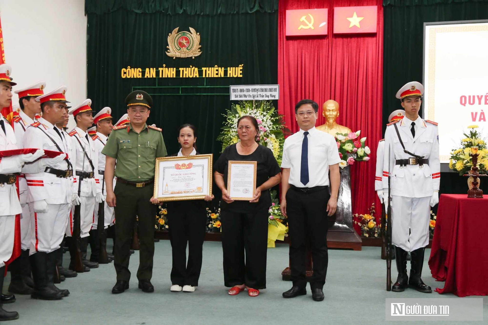 Trang nghiêm lễ trao bằng Tổ quốc ghi công cho Phó trưởng Công an phường hy sinh ở Huế- Ảnh 4.